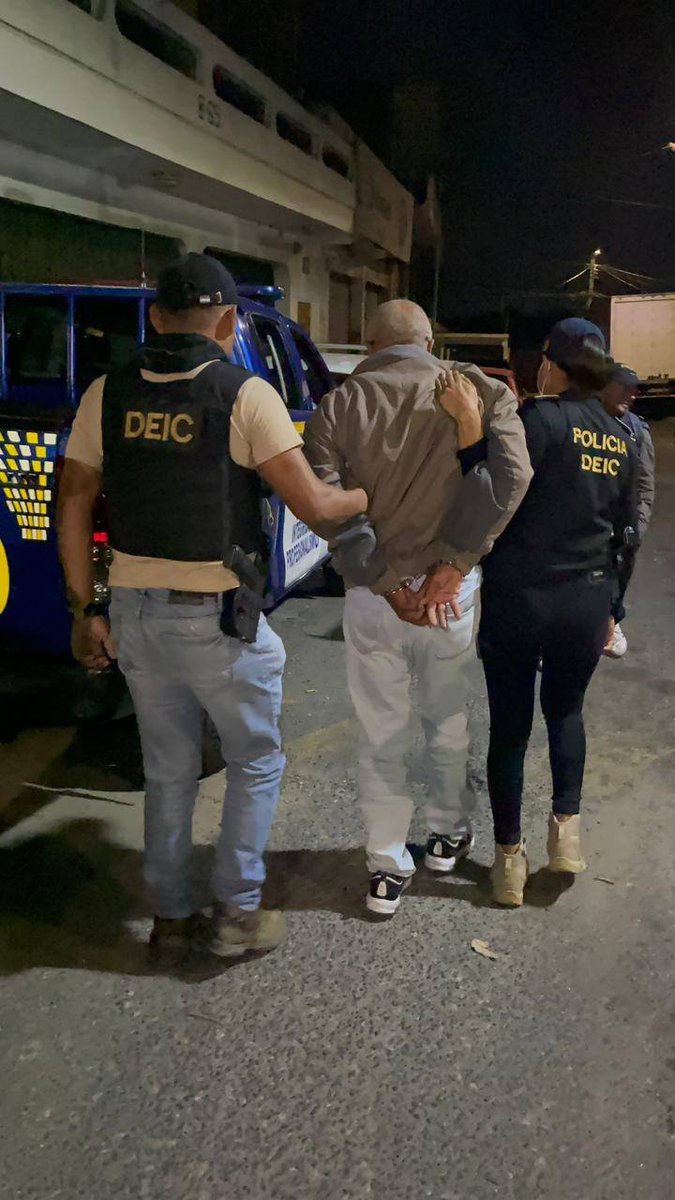 vichoguate's tweet photo. Detienen en zona 6 de Mixco a hombre de 63 años, sindicado de dar muerte a su hijo de 38 años.

Según la investigación, el conflicto habría iniciado hace mas de 20 años, cuando el ahora fallecido, siendo menor de edad fue secuestrado, y su padre pagó Q.700,000 de rescate.

Posteriormente el joven migró hacia Estados Unidos y compró propiedades en Guatemala.

A su regreso al país, su padre le habría pedido reintegrarle el dinero pagado en el rescate, a lo cual no accedió.

"Se incautan varias prendas de vestir, varios documentos, títulos de propiedad de casas , constancias de pagos, y dos teléfonos celulares, que servirán para continuar investigaciones y la motocicleta que fue utilizada en el hecho, con placas de circulación M-417LGY", informó la PNC.