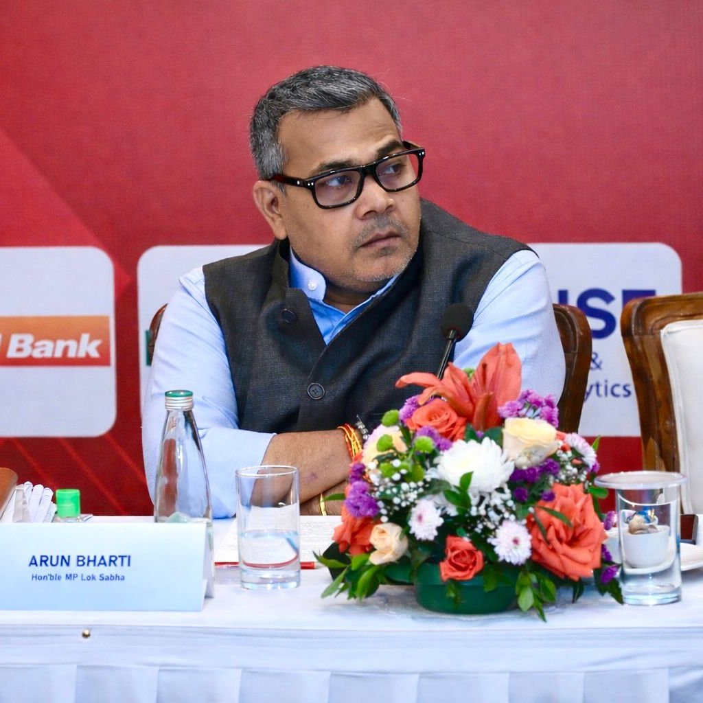 ArunBhartiLJP's tweet photo. संसदीय वित्त संबंधी स्थायी समिति के अध्ययन दौरे के दौरान आज मुंबई में प्रमुख एसेट मैनेजमेंट कंपनियों (AMC) के साथ Securities Markets Code Bill, 2025 पर गहन एवं सार्थक विचार-विमर्श हुआ। इस संवाद में पूंजी बाजार की पारदर्शिता, निवेशक संरक्षण, नियामकीय सुदृढ़ता तथा उभरते वित्तीय नवाचारों से जुड़े महत्वपूर्ण विषयों पर विस्तार से चर्चा की गई।

समिति में बिहार से एकमात्र सदस्य होने के नाते मैंने विशेष रूप से अपने राज्य सहित देश के आम निवेशकों, छोटे बचतकर्ताओं और बैंकिंग उपभोक्ताओं के हितों से जुड़े मुद्दों को प्रमुखता से उठाया। मेरा मानना है कि ऐसे संस्थागत संवाद भारत की वित्तीय प्रणाली को अधिक पारदर्शी, विश्वसनीय और समावेशी बनाने की दिशा में महत्वपूर्ण भूमिका निभाते हैं।