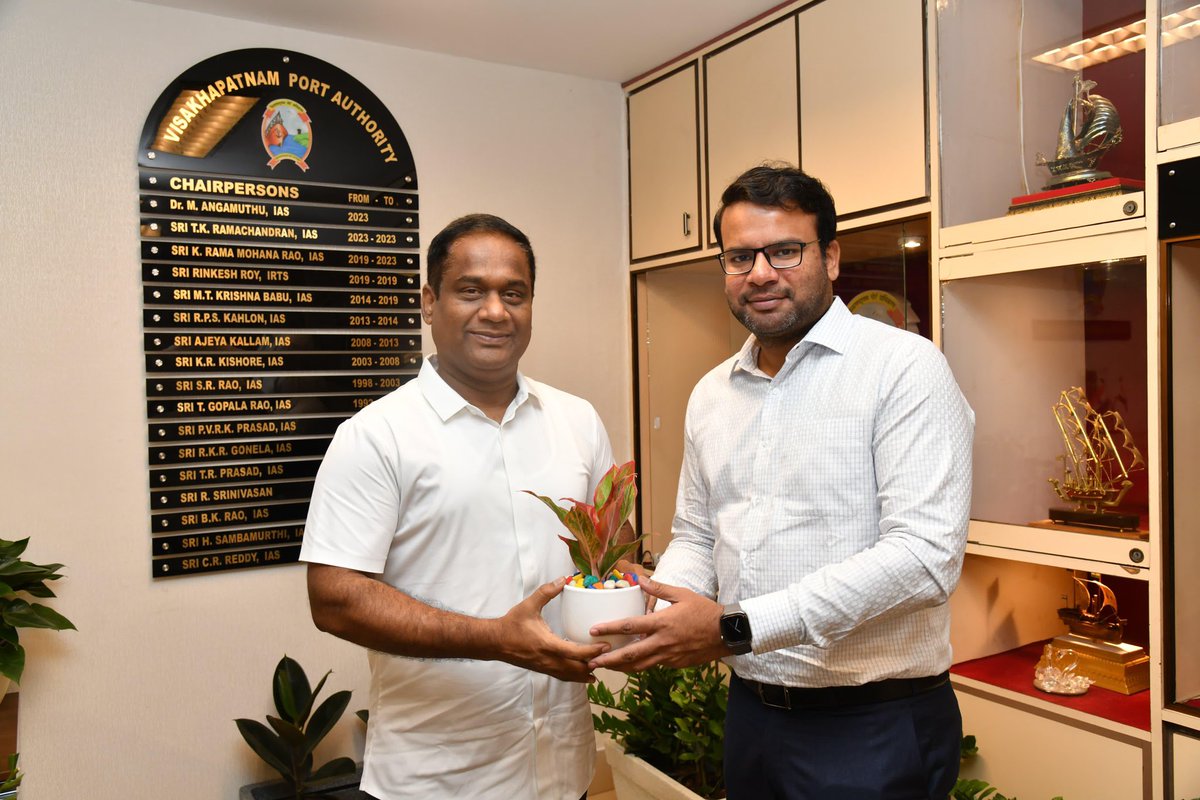 AGAINSTcrime111's tweet image. Public land belonging to Mumbai Port Trust @MumbaiPortTrust has been illegally converted into a parking and crime zone. #Drug addicts, alcoholics, and anti-social elements openly misuse this property day and night under the pretext of parking. 

#Sexualactivities