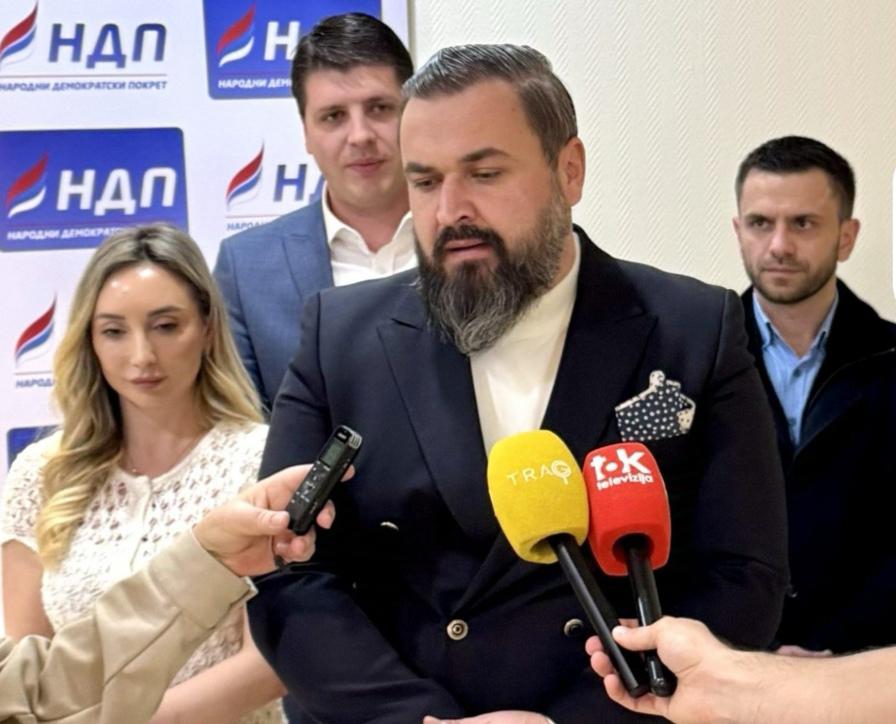 ndp_rs's tweet photo. БАЊА ЛУКА ДОБИЈА НОВУ ЕНЕРГИЈУ

Након конститутивне скупштине Градског одбора, јасно поручујемо:

Преузимамо одговорност да Народни демократски покрет у Бањој Луци учинимо снажним, препознатљивим и истински народним.

Формирање новог Градског одбора долази у тренутку озбиљних политичких и економских изазова за Републику Српску. Свјесни смо спољашњих притисака на њене институције, али једнако тако и унутрашњих слабости, лоших кадровских рјешења, недостатка јасне развојне политике и све израженијег економског оптерећења које осјећају грађани.

Република Српска не смије бити талац политичких калкулација. Потребна јој је одговорна, стабилна и јасна политика.

Народни демократски покрет данас није дио власти, али није ни дио конфузне и нејединствене опозиције. Наша позиција је самостална и одговорна. Отворени смо за сарадњу са свима који желе озбиљан дијалог и конкретна рјешења, али нећемо бити ничији политички декор нити привјесак.

Посебан акценат у наредном периоду стављамо на економску стабилност и подршку домаћој привреди, снажну пронаталитетну и породичну политику, системску борбу против друштвених девијација које разарају породицу и будућност наше дјеце.

Без јаке породице нема јаке Републике Српске.

На челу са Бојаном Шапурићем и Младеном Тешановићем, доносимо енергију, знање и одлучност да понудимо НОВУ ПОЛИТИКУ. Политику рада, карактера и јасног става.

Вријеме је за нову енергију у Бањој Луци.
Вријеме је за одговорност.
Вријеме је за озбиљну политику.

Народни демократски покрет је спреман.
