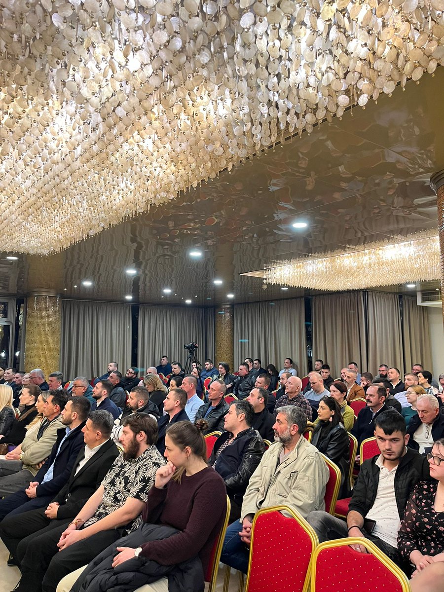 ndp_rs's tweet photo. БАЊА ЛУКА ДОБИЈА НОВУ ЕНЕРГИЈУ

Након конститутивне скупштине Градског одбора, јасно поручујемо:

Преузимамо одговорност да Народни демократски покрет у Бањој Луци учинимо снажним, препознатљивим и истински народним.

Формирање новог Градског одбора долази у тренутку озбиљних политичких и економских изазова за Републику Српску. Свјесни смо спољашњих притисака на њене институције, али једнако тако и унутрашњих слабости, лоших кадровских рјешења, недостатка јасне развојне политике и све израженијег економског оптерећења које осјећају грађани.

Република Српска не смије бити талац политичких калкулација. Потребна јој је одговорна, стабилна и јасна политика.

Народни демократски покрет данас није дио власти, али није ни дио конфузне и нејединствене опозиције. Наша позиција је самостална и одговорна. Отворени смо за сарадњу са свима који желе озбиљан дијалог и конкретна рјешења, али нећемо бити ничији политички декор нити привјесак.

Посебан акценат у наредном периоду стављамо на економску стабилност и подршку домаћој привреди, снажну пронаталитетну и породичну политику, системску борбу против друштвених девијација које разарају породицу и будућност наше дјеце.

Без јаке породице нема јаке Републике Српске.

На челу са Бојаном Шапурићем и Младеном Тешановићем, доносимо енергију, знање и одлучност да понудимо НОВУ ПОЛИТИКУ. Политику рада, карактера и јасног става.

Вријеме је за нову енергију у Бањој Луци.
Вријеме је за одговорност.
Вријеме је за озбиљну политику.

Народни демократски покрет је спреман.