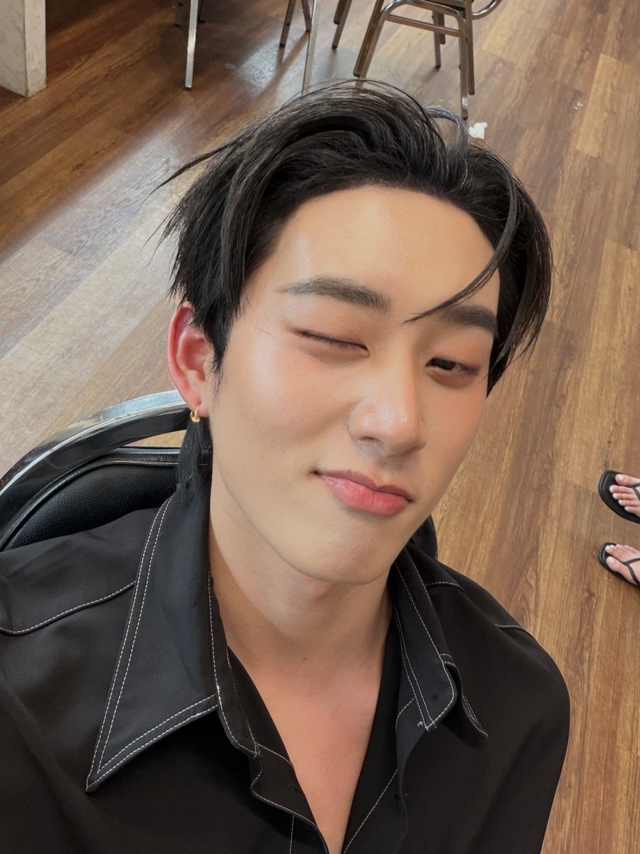 เหนคนมาให้กำลังใจหนุ่มชุดชมพูเตมเลยยย🥰🍓 ขอบคุณน้าค้าบบบ วันนี้ทั้งวันเลย ใครแวะมาไม่ว่าจะงานเช้าหรือบ่าย หรืออยู่ทั้งวันเลยย รีบกลับบ้านพักผ่อนน้าคับบ กลับๆกันดีนา ถ้าพน มีเวลาแวะมาเจอกันได้ที่สยามนะค้าบบ มีรวมพลด้วยน้าา คิดถึงๆๆ 😙

PEPSI TREATS WITH EST