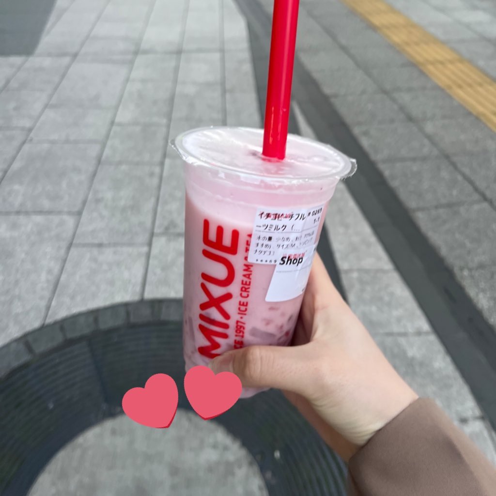_chylla's tweet photo. 横浜中華街、お目当てのタピオカ屋さんは完売だったけど、このmixueすごく美味しかったから満足🫧🍓 https://t.co/oMk6NpA1Ef