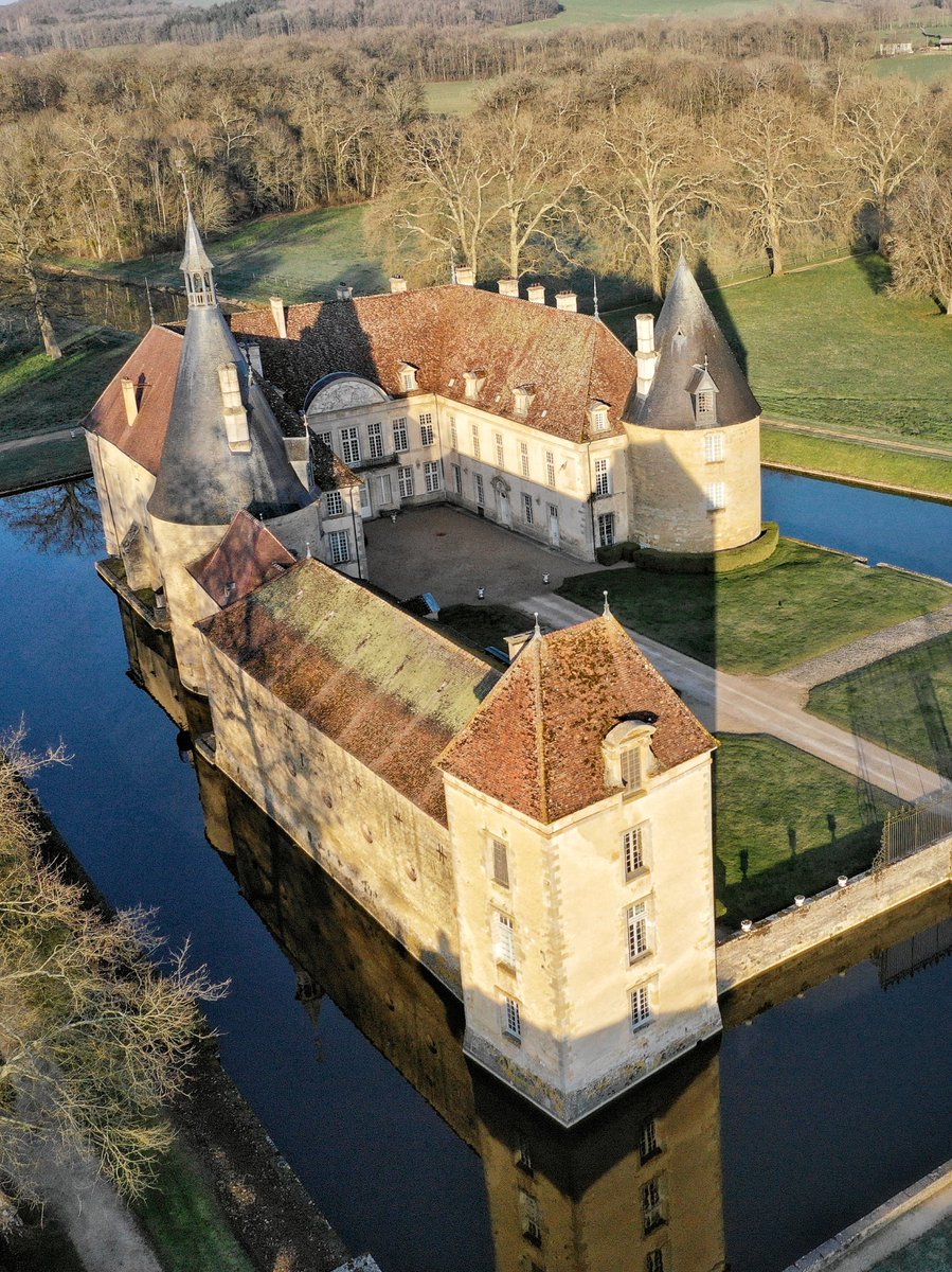 ChateauCommarin's tweet photo. 🔴 𝗣𝗿𝗲𝗻𝗼𝗻𝘀 𝗱𝗲 𝗹𝗮 𝗵𝗮𝘂𝘁𝗲𝘂𝗿 ! 🦅 
Il est toujours bon de prendre un peu de hauteur pour admirer l'architecture du château de Commarin et une partie du paysage qui l'entoure... C'est beau, n'est-ce pas ? 🥰 

ℹ️ La date de réouverture approche ! 🤗 https://t.co/D6uxCJLUh2