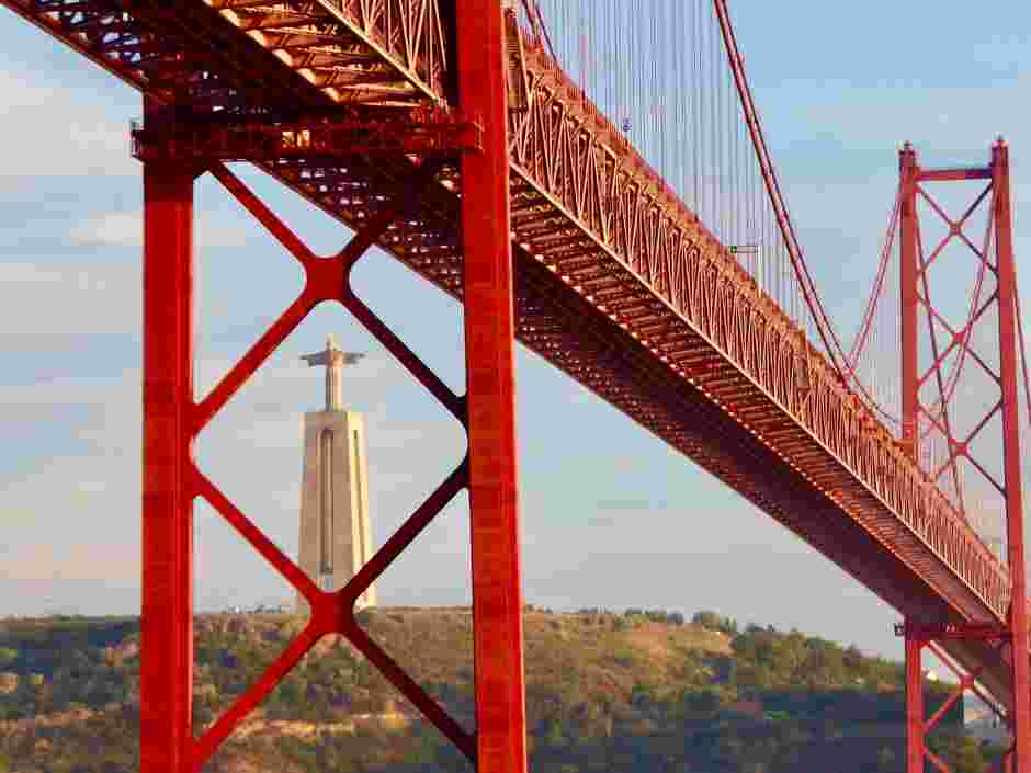 thandojo's tweet image. #Lisbon, #Portugal
‘While in a cafe close to the stunning 25 de Abril Bridge, clouds cleared to reveal this view of the iconic #ChristoRei statue in Almada, across the River Tagus’.