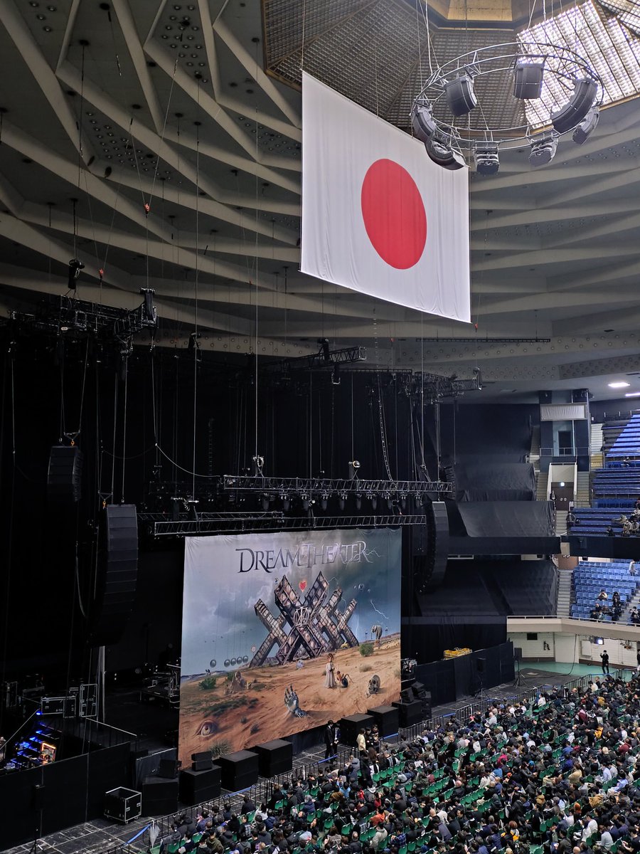 miyu___666's tweet photo. DREAM THEATER@武道館
ラブリエが袖から走って出てくるたびに、動画で見てた通りのラブリエ過ぎて「本物だ…」って涙しそうになった。まだ好きなミュージシャンを生で見て感動する琴線が残ってて驚いた。
演奏が凄すぎて、曲が終わるたびに自然と感嘆の声が漏れ出まくってた。
また見たい、絶対。 https://t.co/Qv3SxUyFox