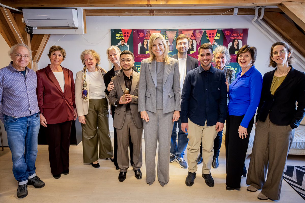 Stichting Takecarebnb laat vluchtelingen die in afwachting zijn van een woning, verblijven bij een Nederlands gastgezin. Zo maken zij een goede start en leren ze de taal kennen. Koningin Máxima spreekt in Amsterdam o.a. met matchmakers en deelnemers. koninklijkhuis.nl/actueel/nieuws…