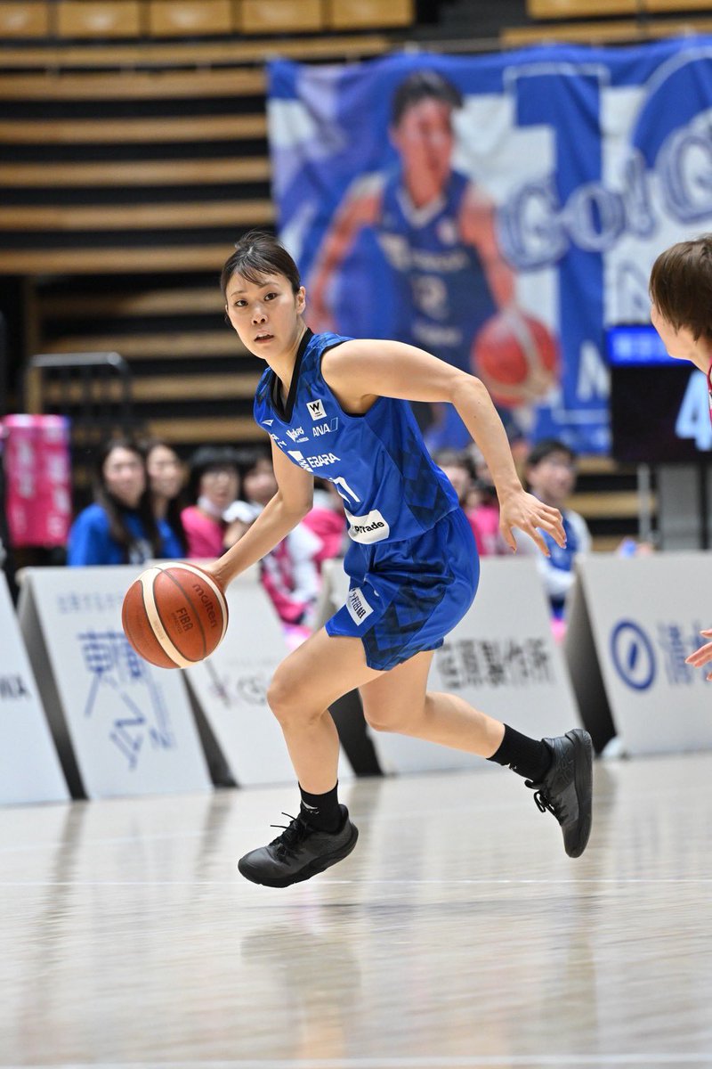 satori24503471's tweet photo. お疲れ様でした！🐱🏀シャルと岩手で初めて2人で話してから、約束通りプレミアに連れてきてくれてありがとう🐱ヴィッキーズに来てくれて、ありがとう🐱これからもシャルらしく光り輝やいて下さい⭐️
#東京羽田ヴィッキーズ　
#千葉　歩
#17
#スペシャル
#ありがとう https://t.co/7gy4JWrRLm