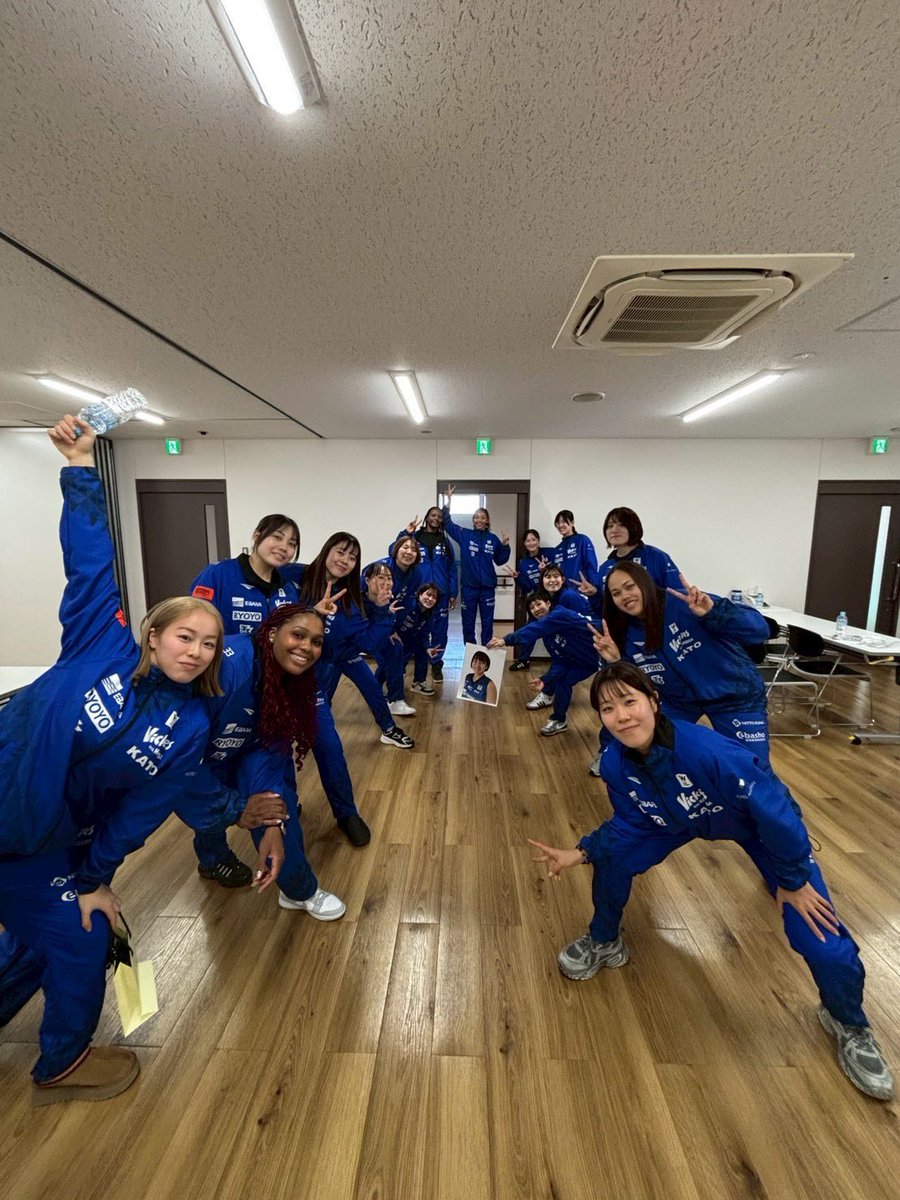 satori24503471's tweet photo. お疲れ様でした！🐱🏀シャルと岩手で初めて2人で話してから、約束通りプレミアに連れてきてくれてありがとう🐱ヴィッキーズに来てくれて、ありがとう🐱これからもシャルらしく光り輝やいて下さい⭐️
#東京羽田ヴィッキーズ　
#千葉　歩
#17
#スペシャル
#ありがとう https://t.co/7gy4JWrRLm