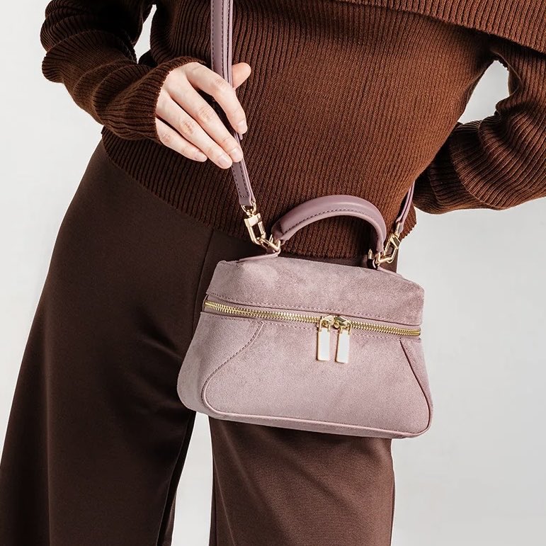 Walaupun material suede ni susah jaga tapi dia CANTIK GILAAA FAHAMM TAKK?!! Nampak macam handbag mahal 🥹💖