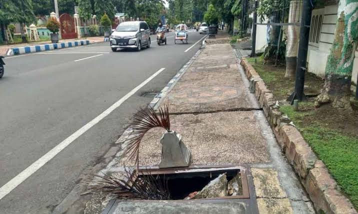 Orang Indonesia suka jalan kaki, tapi jalannya: