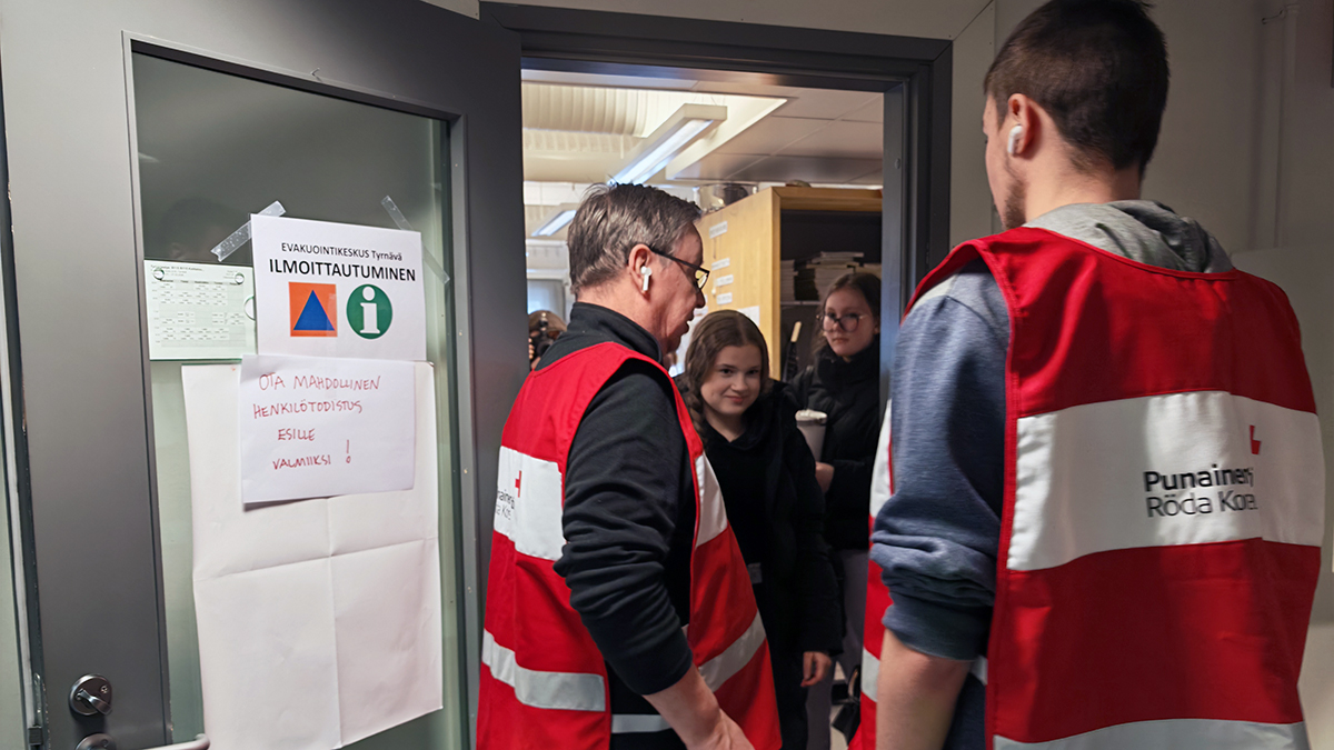 Maavoimat's tweet photo. Pohjois-Pohjanmaan hyvinvointialue Pohde harjoitteli väestönsiirron toimintoja yhdessä mm. Tyrnävän kunnan, VAPEPAN, SPR:n, Oulun Veden ja Tyrnävän Vesihuollon kanssa. Turvallisuusalan opiskelijat esittivät roolinsa mukaisia kansalaisia.

#NorthernStone26 #kaipr #maavoimat https://t.co/e9VMj3RhiI