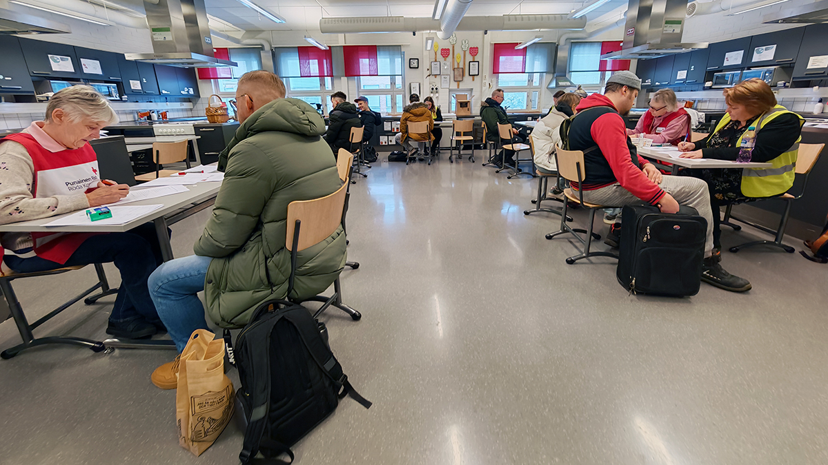 Maavoimat's tweet photo. Pohjois-Pohjanmaan hyvinvointialue Pohde harjoitteli väestönsiirron toimintoja yhdessä mm. Tyrnävän kunnan, VAPEPAN, SPR:n, Oulun Veden ja Tyrnävän Vesihuollon kanssa. Turvallisuusalan opiskelijat esittivät roolinsa mukaisia kansalaisia.

#NorthernStone26 #kaipr #maavoimat https://t.co/e9VMj3RhiI