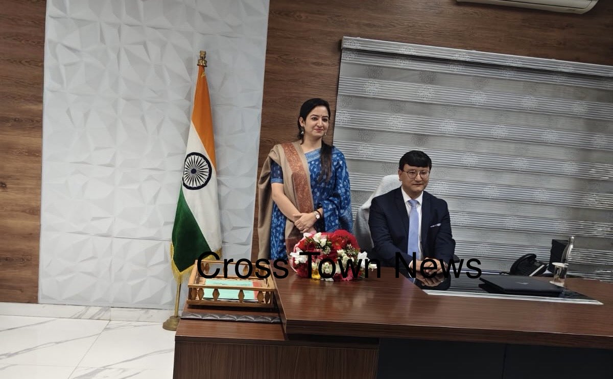 CrossTownNews's tweet photo. Minga Sherpa assumes charge as DC Udhampur

@mingasherpa 

@udhadm 

https://t.co/ce56vovhx6 https://t.co/TfNimllp2y