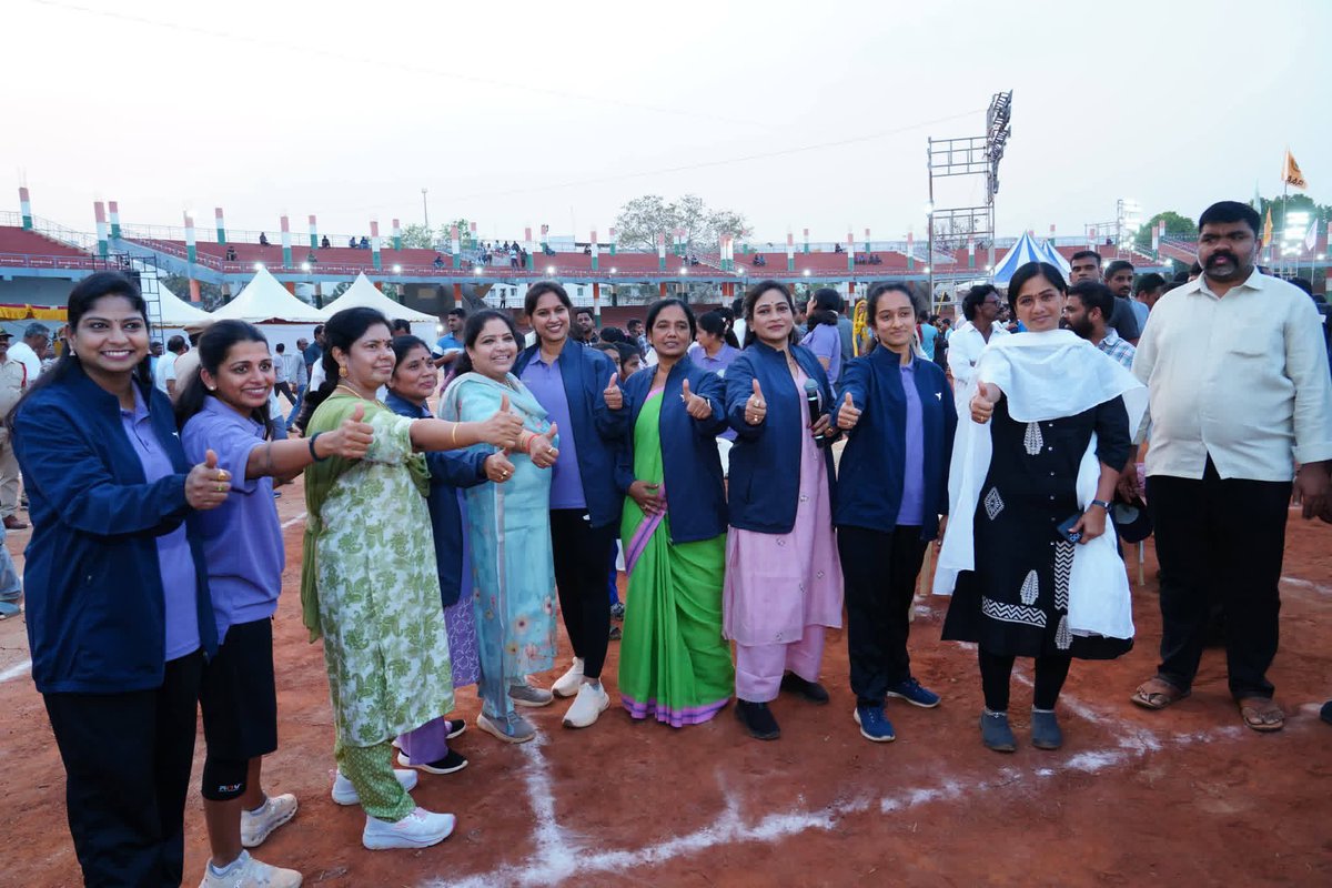 SunithaTDP's tweet photo. మూడవ రోజు శాసనసభ్యుల క్రీడా పోటీల్లో పాల్గొనడం జరిగింది. ఇందులో భాగంగా పికిల్ బాల్, టెన్నిస్, టెన్నికాయిట్ తదితర ఆటల్లో పాల్గొన్నాము. మానసిక ఆరోగ్యాన్ని పెంపొందించే క్రీడలను ప్రోత్సాహిస్తున్న ఘనత కూటమి ప్రభుత్వానికే దక్కింది..
#AataVidupu2026 #APLegislators
#GovtOfAndhraPradesh
#SportsAuthorityOfAndhraPradesh