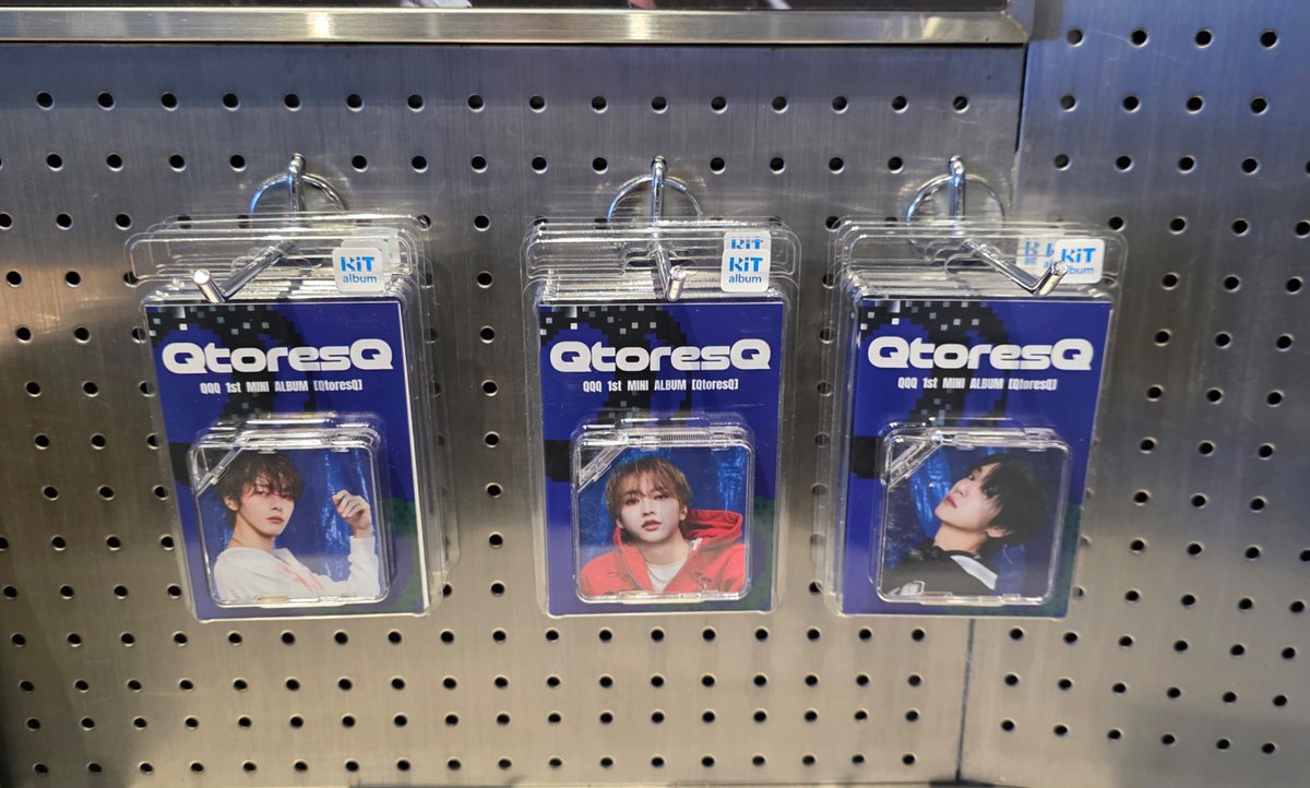 📢#케타포코엑스 신보 입고 안내

큐큐큐 (QQQ) - 미니앨범 1집 [QtoresQ] 

💙KiT Ver.

✨초동기간동안 #케타포코엑스 에서 
구매 시 10% 할인된 금액으로 구매하실 수 있습니다

#QQQ #KB #JISUNG #NINE #QtoresQ