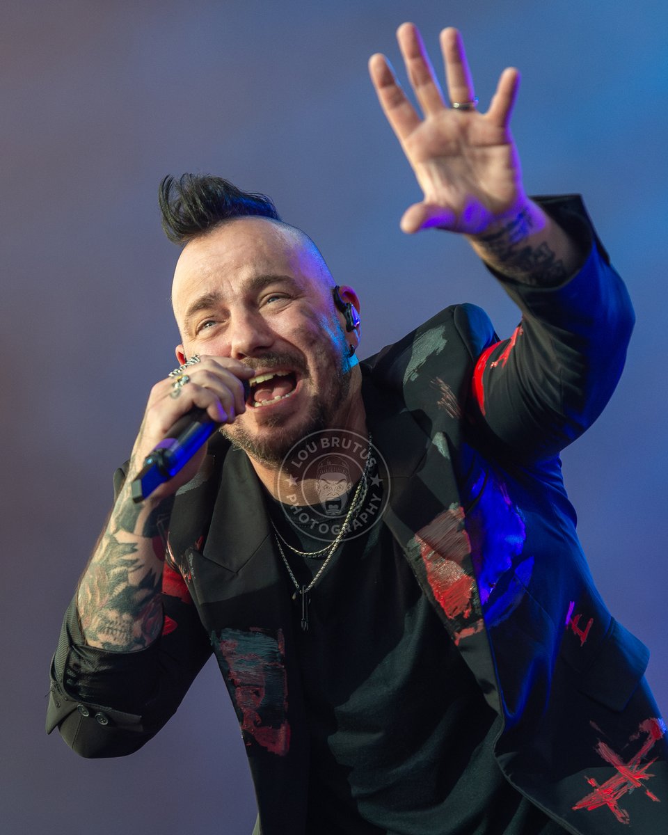 LouBrutus's tweet image. The tour with @ThreeDaysGrace @iPrevailBand and @TFP_devotion is underway! My friends in Cleveland OH, Atlantic City NJ, and Hershey PA are up next. See you soon! Here's shots I've done with each frontman. Images taken with @NikonUSA. #ThreeDaysGrace #iPrevail #TheFuneralPortrait