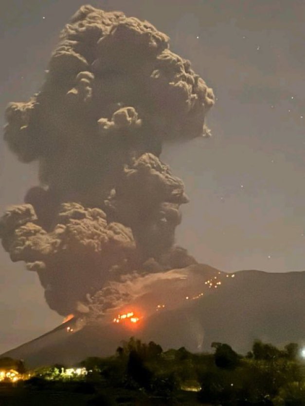 🇵🇭 | AHORA: La erupción del volcán Kanlaon en Filipinas envía cenizas a 2,5 kilómetros de altura.