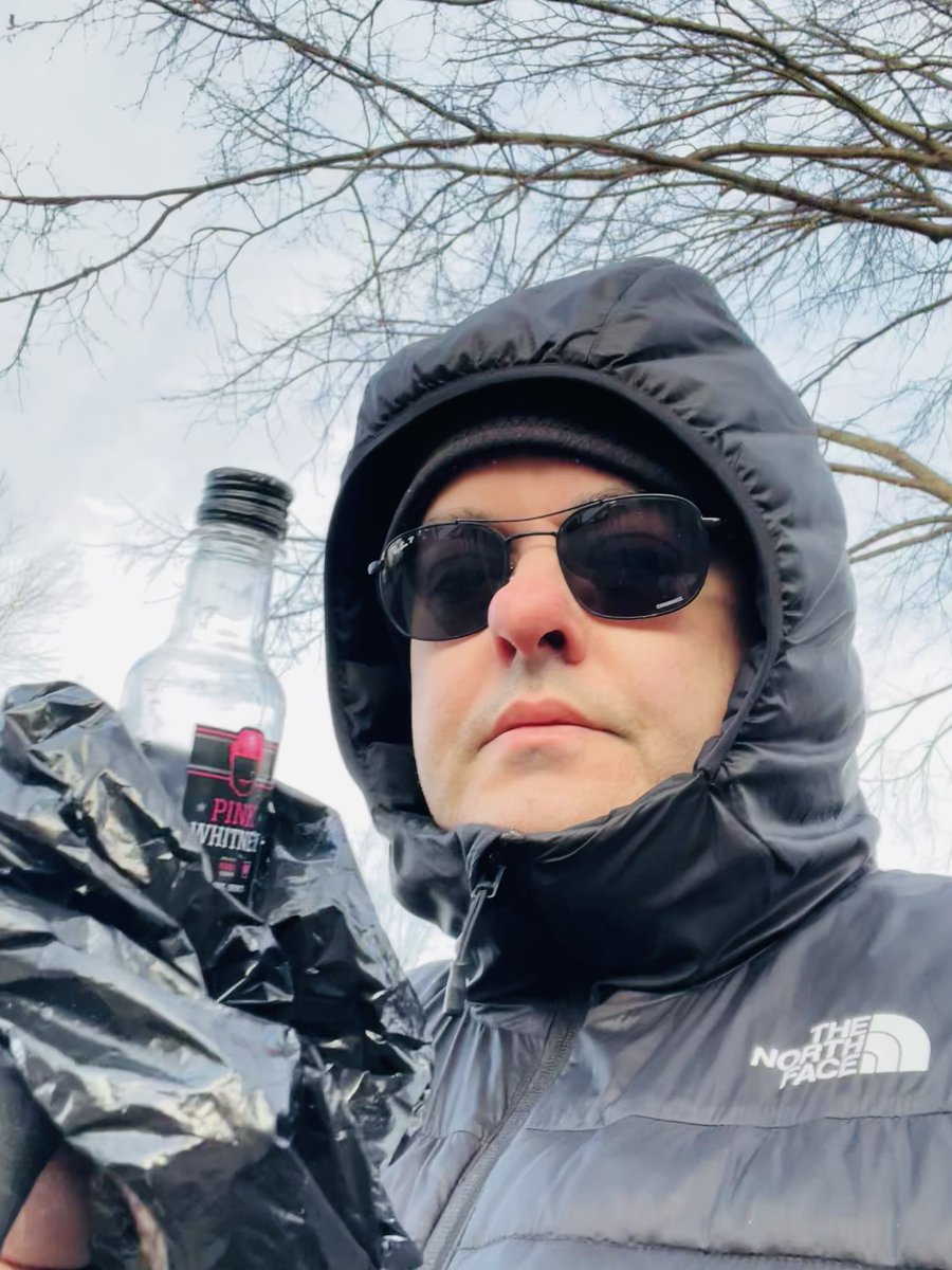 WorkforceJames's tweet photo. 3,000-day #litterchallenge Day 2,362: Whose the first Whitney you think of? 

#MiniBottle

🌎🚮🗑️🐶😎✋💚 x78
#AtLeastOneaDay #OreotheDog https://t.co/h1GIaUhLii