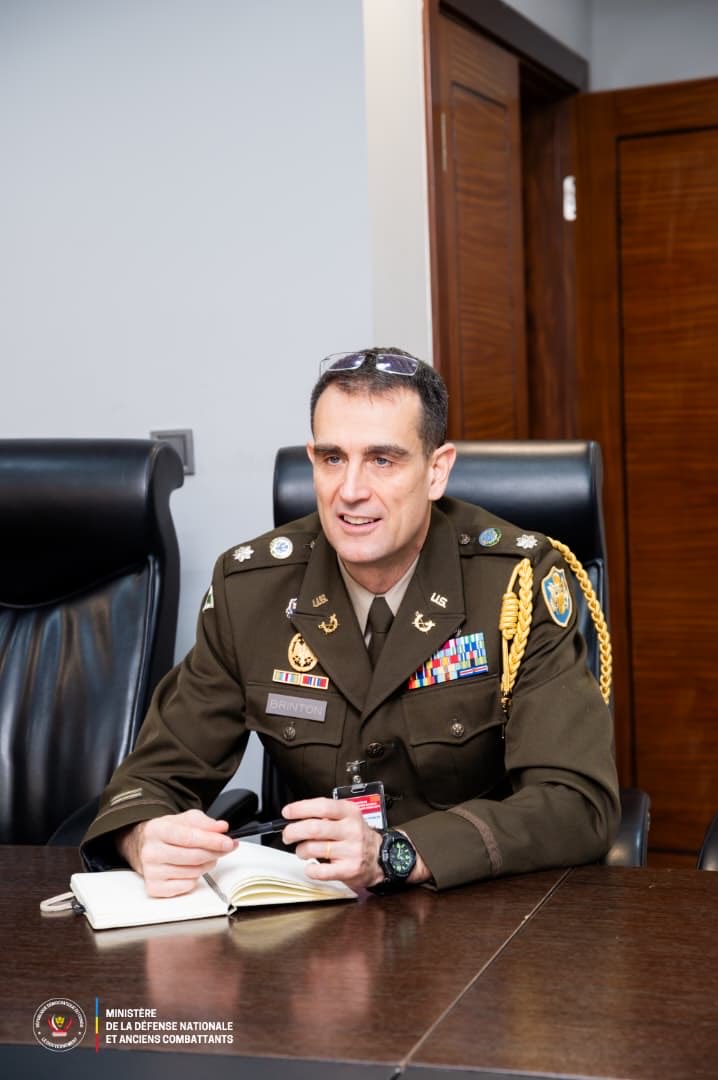 🇨🇩🔴#RDC,#USA,#Cooperation,#militaire🇺🇸

Le Vice-Premier ministre, ministre de la Défense nationale et Anciens combattants de la République démocratique du Congo, S.E Me Guy Kabombo Muadiamvita, a reçu ce jeudi 26 février 2026, à son cabinet de travail, le chargé d’Affaires des