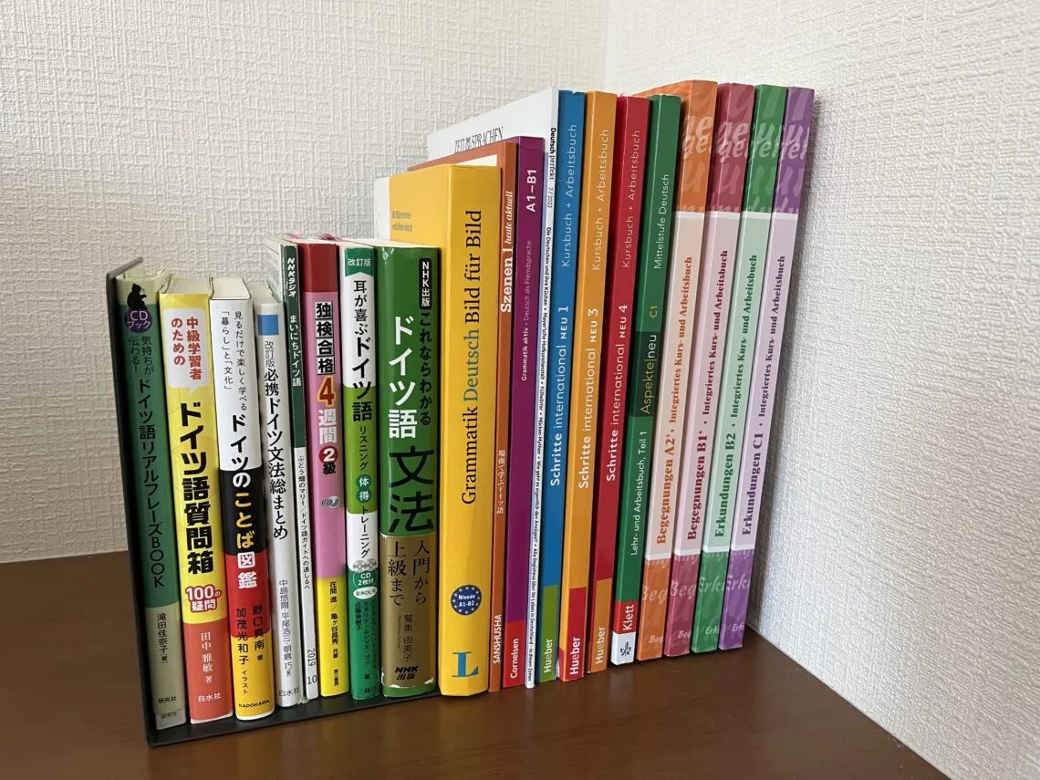 vollmond_online's tweet photo. みんなの「ドイツ語本棚」は
どんな感じ？👀✨

これはVollmondドイツ語講師の
本棚の一部だよ👩‍🏫🌕

みんながもってる本もあるかな？ https://t.co/PBkSy7EpyY