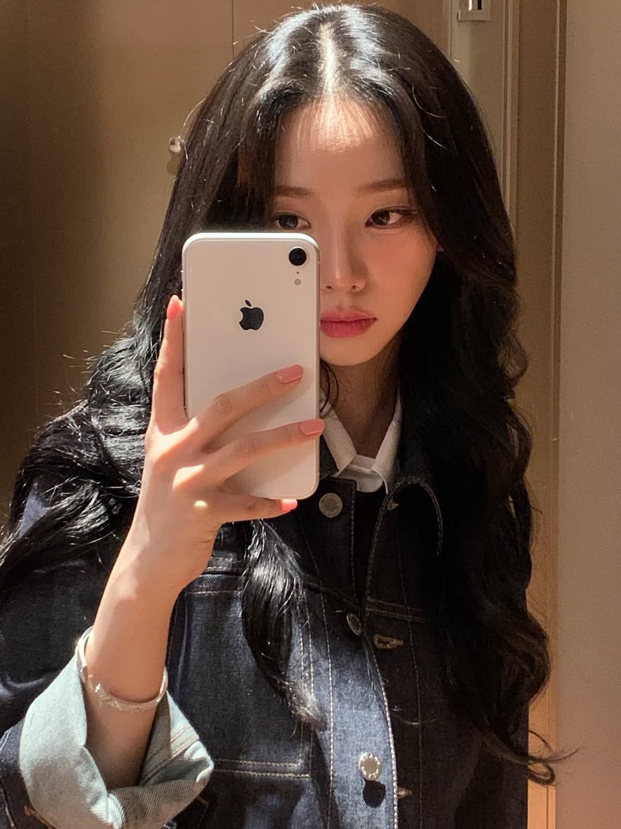 KAHRlNA's tweet photo. Mandatory mirror snaps before the real deal begins, https://t.co/fcPtjeRPZa