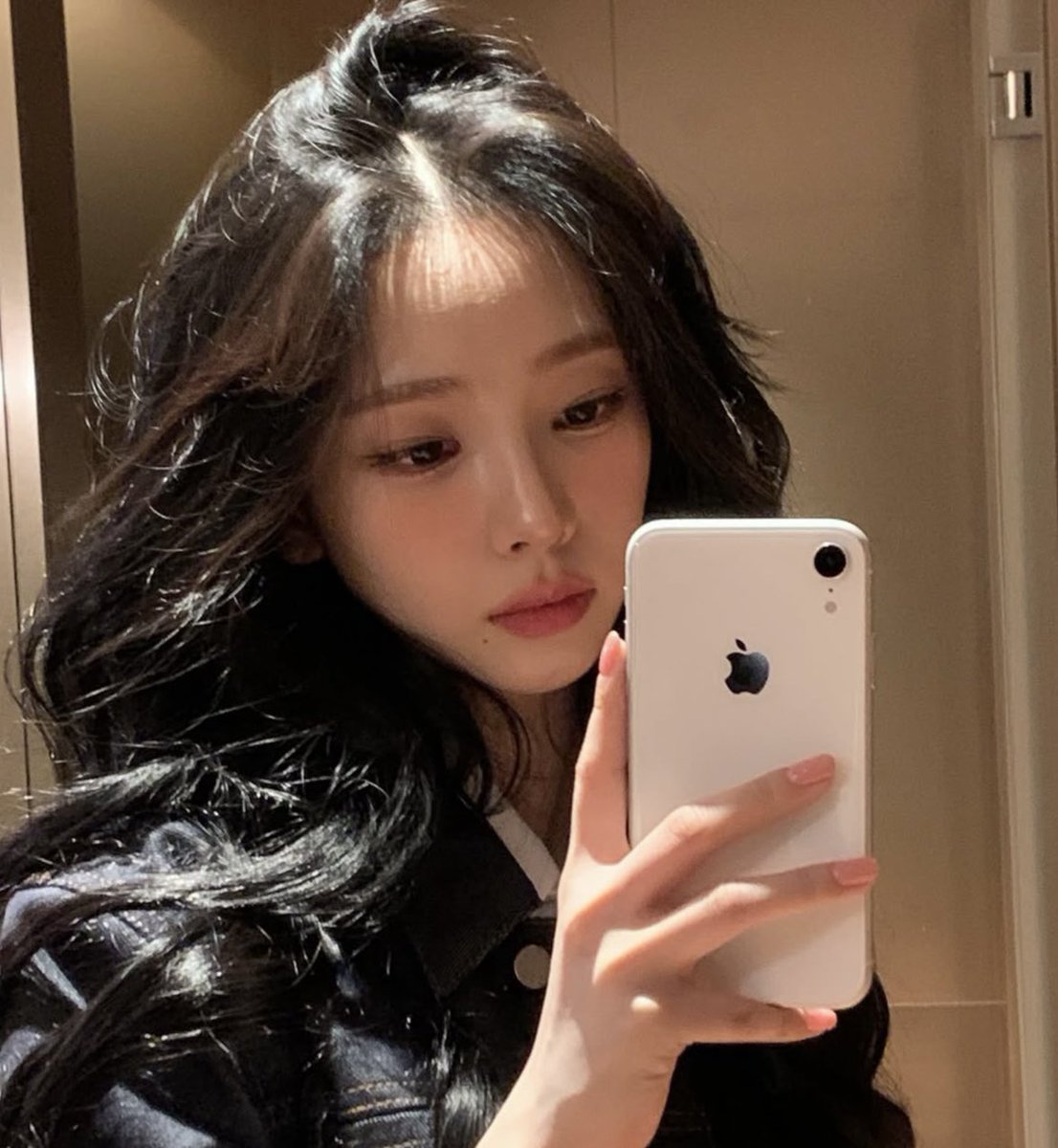 💙: And Taeri-nim is really pretty. I’m the only one who got to see it, sorry. You know I like pretty girls. I’ll go watch the show and come back in a good mood. Hehehe

KARINA WHAT THE HELL??!?😭😭