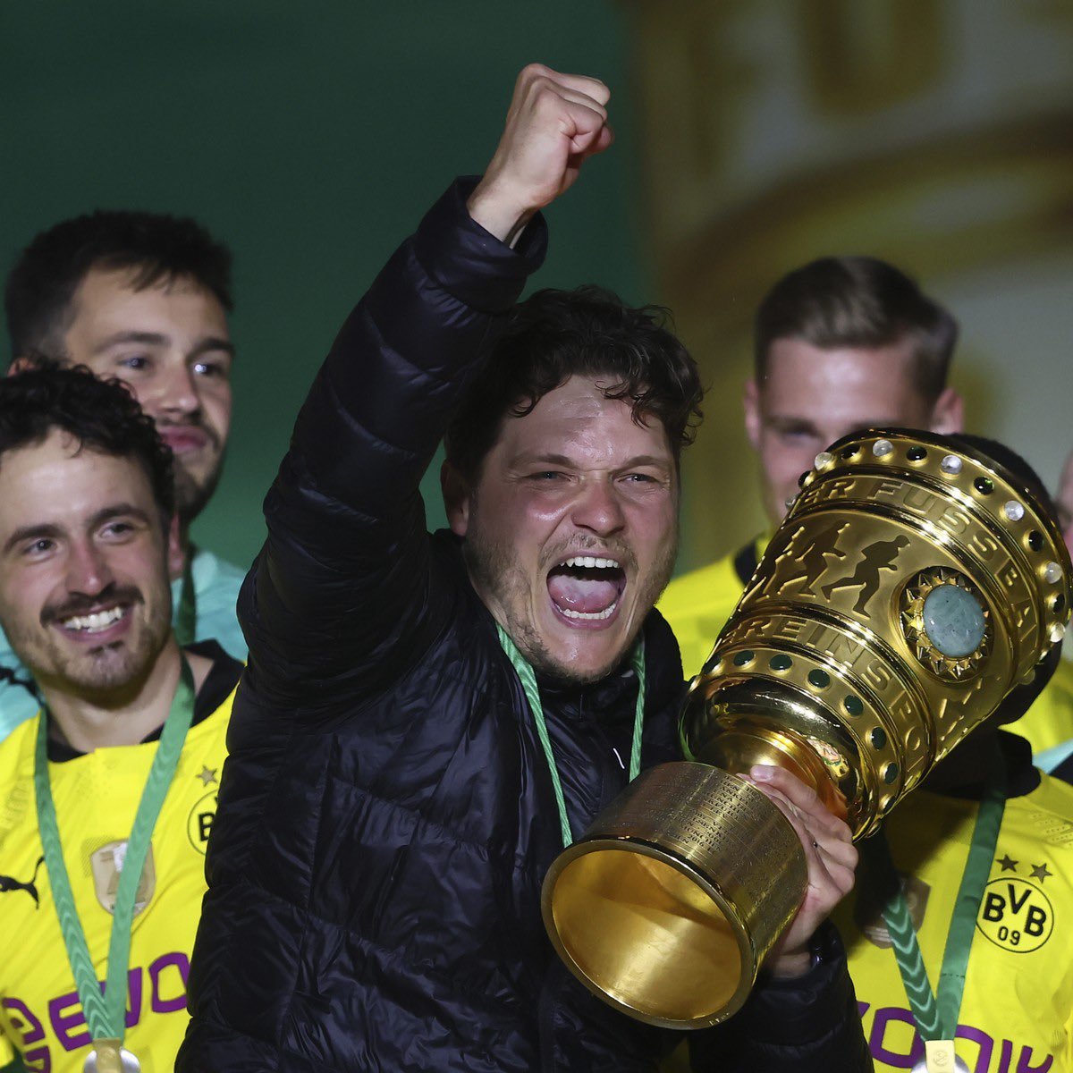 Gazpachen's tweet photo. En Borussia Dortmund se vive el mundo del revés.

El entrenador que ganó el último título, el que hubiera sido campeón de Bundesliga si no era por Haller y el que te llevó a una final de Champions League domando al PSG de Luis Enrique "está mal visto".

Y lo peor es que el propio Edin Terzic se muere por volver a dirigir al club que ama. Ha rechazado más de 10 ofertas porque está esperando aún esa oportunidad. 

Estos últimos años se dedicó plenamente a mejorar la parte táctica y las visitas a otros entrenadores es algo de todos los días (como la de Flick esta semana).

El club lo destrató. Lo eligió al incompetente de Sebastian Kehl por encima de él. Y aún así, el tipo sigue estando para BVB. A diferencia de toda la directiva, este es un verdadero Borusse.