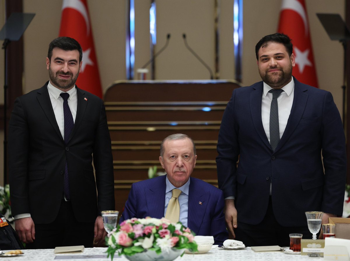 mstemrebalci's tweet photo. Milletin evi Cumhurbaşkanlığı Külliyesi’nde Emek Sofrası Buluşması İftar Yemeğine katıldık. 

Çalışma hayatının farklı kesimlerinin bir araya geldiği buluşmada Cumhurbaşkanımız Sn. @RTErdogan ‘a kısaca gençlik çalışmalarımız hakkında bilgi verme fırsatı bulduk.

Sayın Cumhurbaşkanımıza ve Çalışma ve Sosyal Güvenlik Bakanımız Sn. @isikhanvedat ‘a bu anlamlı buluşma için teşekkür ediyoruz. 

@gencmemursen
