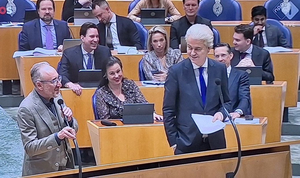 JanOoms9's tweet image. #Wilders zorgt voor de vrolijke noot 😄

"Kan die lelijke muur weg? De vice minister-president is het met me eens"

En tegen Henk #Vermeer die naast hem komt staan:
"Wat moet u nu?"

#DEBAT 
#regeringsverklaring