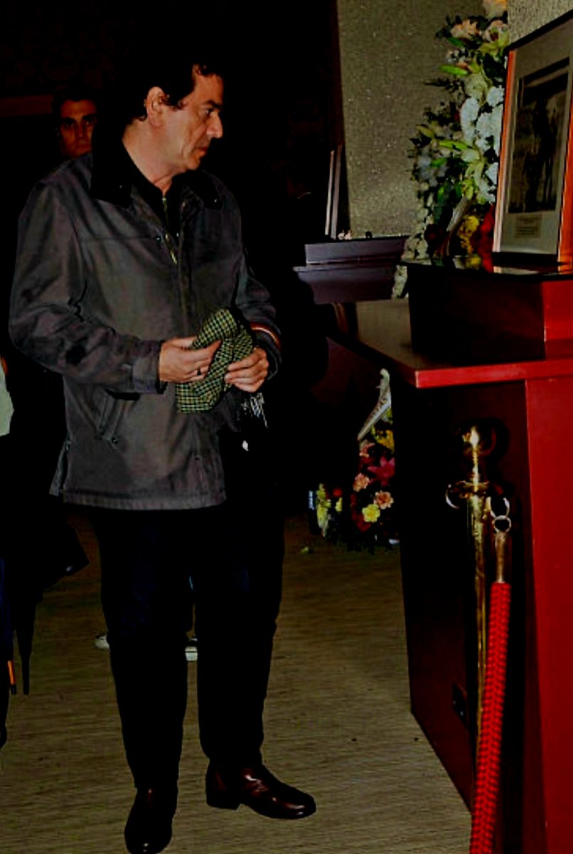 Samsa2111's tweet photo. Jaime Urrutia, hijo del crítico taurino del antiguo Diario Madrid. Me lo he cruzado muchas veces con su almohadilla camino de Las Ventas. La segunda es en la capilla ardiente de Antoñete. En 2020 arrancó todos sus conciertos con el pasodoble Gallito. Se adelantó a lo que vendría. https://t.co/e1EtX2r4NV