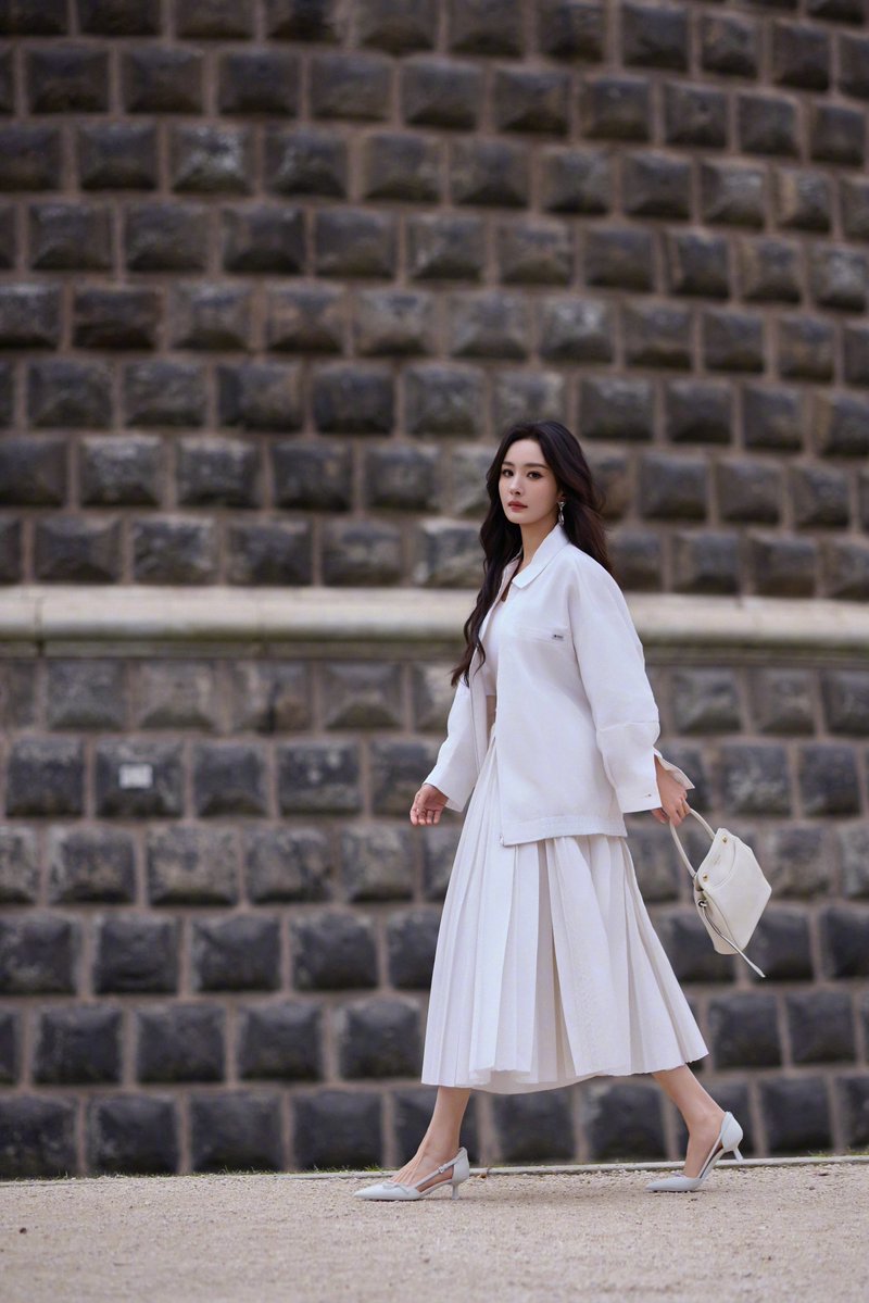 ให้เลย ผู้หญิงที่ใส่ปราด้าแล้วสวยมาก คอลเลคชั่นใหม่ Days of Summer 2026 ใส่เป็นคนแรกของโลกก่อนเปิดตัวในเดือนเมษายน ปราด้ารักชีมากพูดจริง 

#หยางมี่ #YangMi 
#PradaFW26xYangMi
#MilanFashionWeek