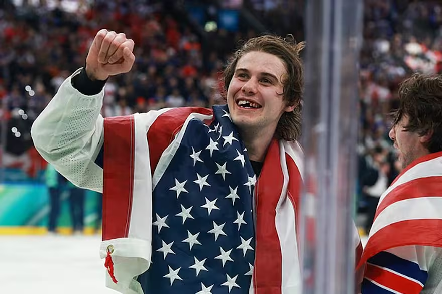 jlsantana's tweet photo. Jack Hughes, que clavó el gol de oro, festejando embanderado el campeonato olímpico de hockey con un diente menos y la boca sangrando por un palazo, pero radiante. Imagen heroica. Trump los llama en el festejo, los felicita y los invita a la Casa Blanca, todos chochos festejando y riendo con él por el altoparlante.

¿Qué titula USA Today? "El equipo masculino de hockey de Estados Unidos falló estrepitosamente en estar a la altura del momento cultural" (la que escribió la nota es Mary Clarke, que -como no podía ser de otra manera- le gusta la sopa de almejas y se ve así.)

Eileen Gu, en cambio, una norteamericana de madre china y padre gringo que vive en USA, recibió decenas de millones de dólares del gobierno chino para que compitiera para ellos, lo hace, se niega a hablar de las atrocidades Chinas ¿y qué hace Time? La heroíza.

El demócrata odia a USA, la detesta. Detesta a su gente, su bandera, sus héroes, sus símbolos y su historia.