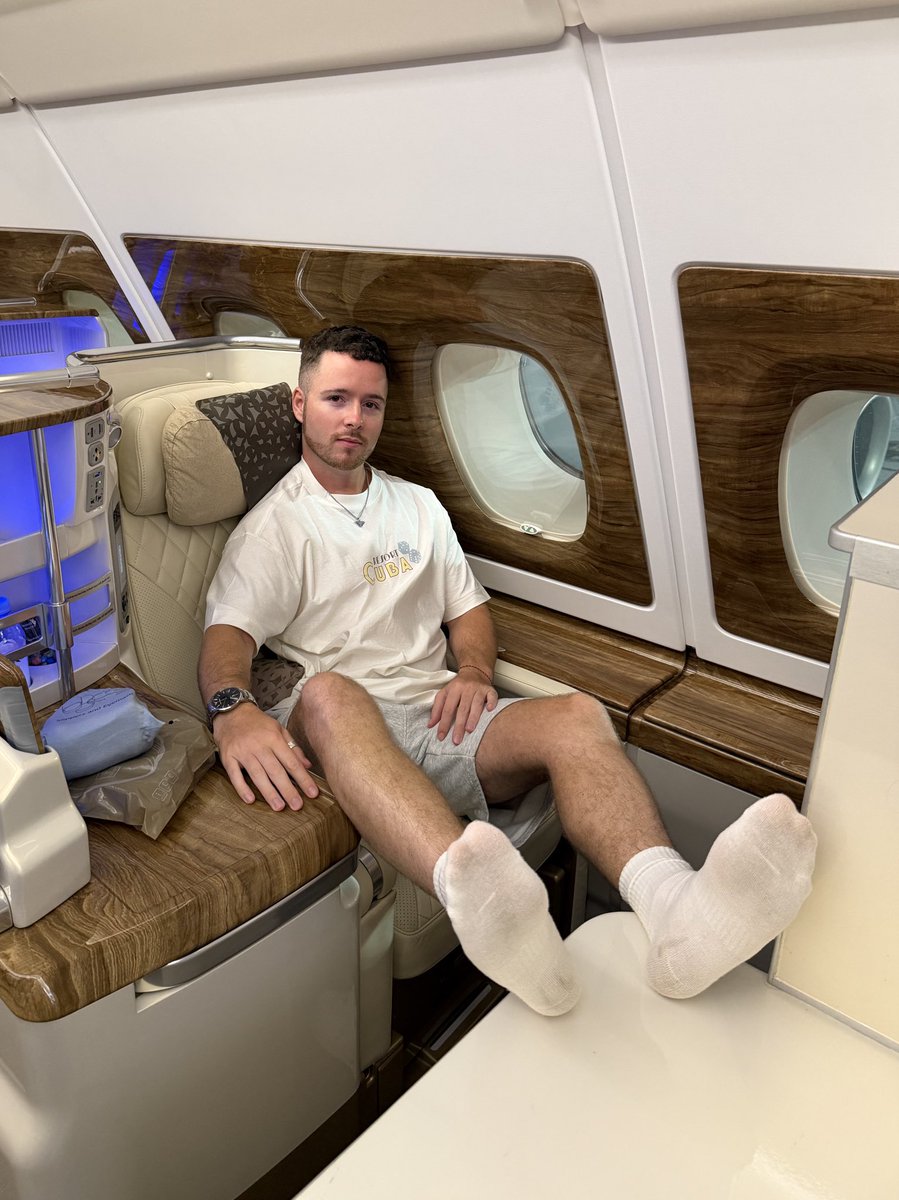youralphatommy's tweet photo. The flight attendant kept staring at My feet I think he wanted to sniff them https://t.co/UMTlSg0wis