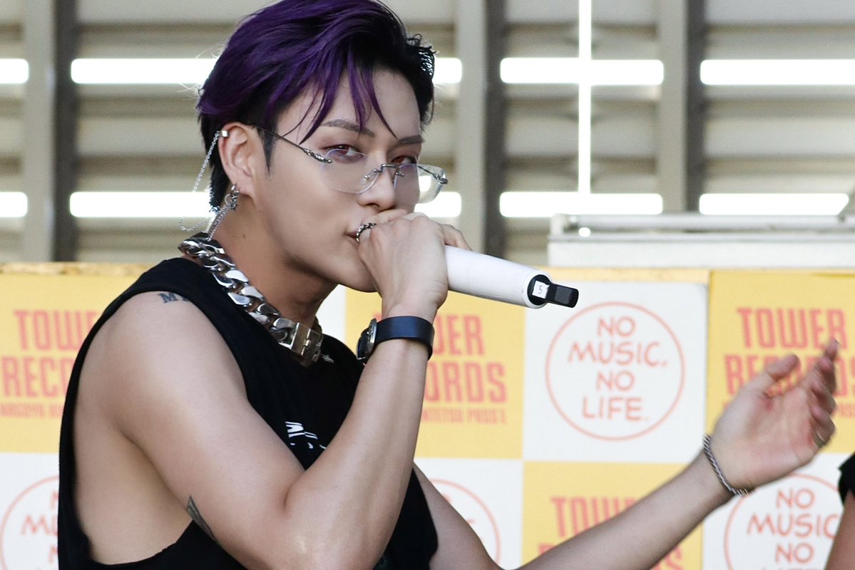 先日の黒髪赤カラコンお写真を見て、未だに👀🟥ゆきさんに狂ってるから赤カラコンのお写真レタッチでもしよ〜と思ったら、
かっこよすぎてドカ横転してしまったのでみんなにも見てほしい😭😭😭😭❤️えぐいカコよさ