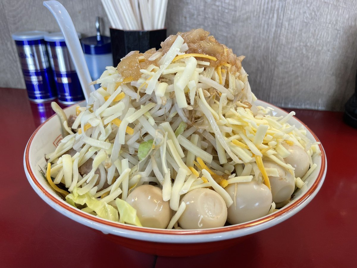 cowabungaJapan's tweet photo. 栃木県真岡市長田
ジラフ
ダブルチーズマヨ汁なし大
味付うずら
13:33待ち席4番目
13:50着丼13:59ゴチ
麺を寄せて顔を出す汁なしダレと
表層チーズで惑わされてはいけない
丼底のチーズinマヨが巻き上げる
Wチー感はパナイ
色味と味が次々変わる今期限定
高濃厚ゴチした
#MATCHSTICKSPIT
油断禁物です https://t.co/IUo7ZawHCC
