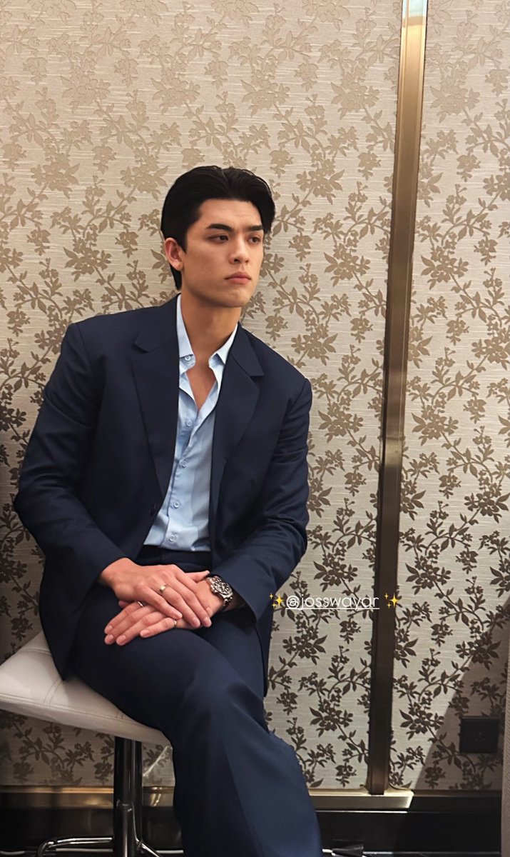j2728g's tweet photo. หล่อมากกกกก ลุคผู้บริหารมาก 😭 #JossWayar https://t.co/sEiKNG6692
