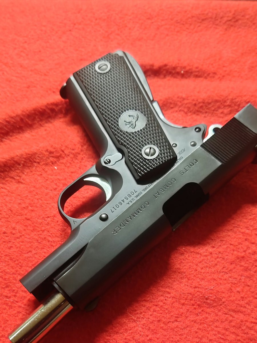 long_side's tweet photo. 今更ながらコルトコンバットコマンダーを買ったよ。スライド先端にあるヒケが気になるけど、やっぱり美しい拳銃だな。
でもコマンダーは茶色のグリップでしょ‼️暇見て塗装しましょうかね〜💦 https://t.co/TQdwPQPBjp
