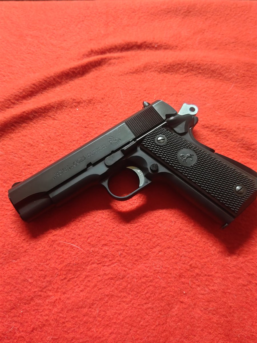 long_side's tweet photo. 今更ながらコルトコンバットコマンダーを買ったよ。スライド先端にあるヒケが気になるけど、やっぱり美しい拳銃だな。
でもコマンダーは茶色のグリップでしょ‼️暇見て塗装しましょうかね〜💦 https://t.co/TQdwPQPBjp