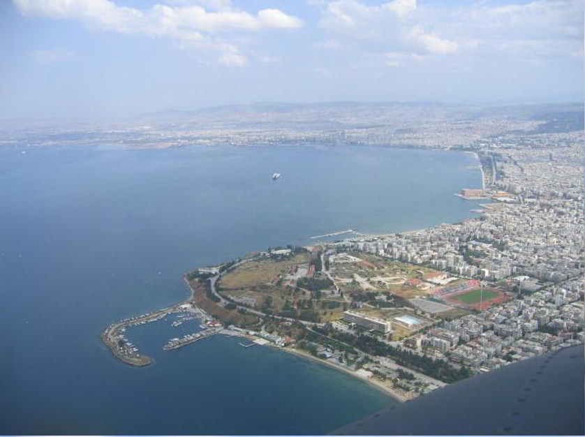 πρώην στρατόπεδο Κόδρα στην Καλαμαριά... θα μπορούσε να γίνει ένα μικρό ΕΛΛΗΝΙΚΟ μαζί με το "παλατάκι" απέναντι αν δεν υπήρχαν οι φωνές του Δήμου που θέλουν... λαχανόκηπους κ πάρκα που δεν πρόκειται ποτέ να τα φροντίζουν!!!