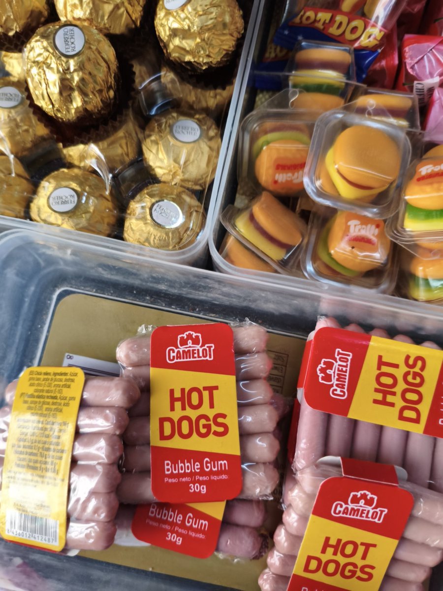 cariño estás bien? apenas has tocado tus chicles en forma de salchicha