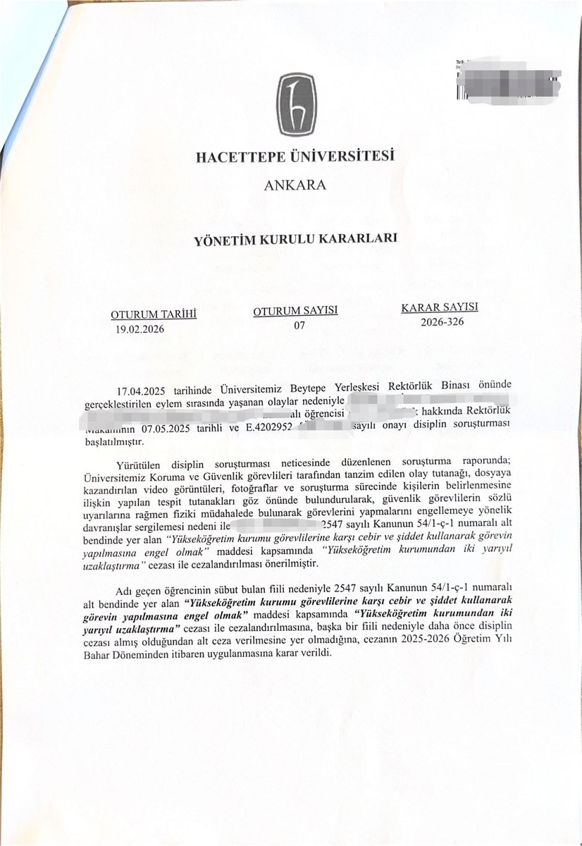 solgenc_off's tweet photo. HACETTEPE'DE SIRA ARKADAŞLARIMIZ OKULDAN 1 SENE UZAKLAŞTIRILDI!

Geçtiğimiz dönem 19 Mart sürecinde yapılan eylemlerden sonra, yüzden fazla öğrenciye açılan binden fazla soruşturmayla gündem olan üniversitemiz hukuksal olarak suç işlemeye devam ediyor. Bugün arkadaşlarımızın eline ulaşan kağıtlarda okuldan 1 sene olacak şekilde bugünden itibaren uzaklaştırıldılar. 

Eli palalı maskeli çeteleri okula alan ve onlara hiçbir yaptırım uygulamayan AKP-MHP iktidarının kampüs bekçisi kayyum rektör, daha önce de benzeri şekilde arkadaşlarımızı alelacele şekilde yurttan atmıştı. Daha sonrasında ise gerek politik gerek hukuksal mücadelemizle barınma hakkımızı geri kazanmıştık.
Şimdi de açıkça duyuruyoruz tüm haklarımızı geri alana dek mücadelemiz sürecek ve arkadaşlarımızın yanındayız. 

Tüm sıra arkadaşlarımızı omuz omuza durmaya davet ediyoruz.

Kayyum defol Hacettepe bizimdir!

#HepimizOradaydık
#HacettepeliOkuyamıyor
