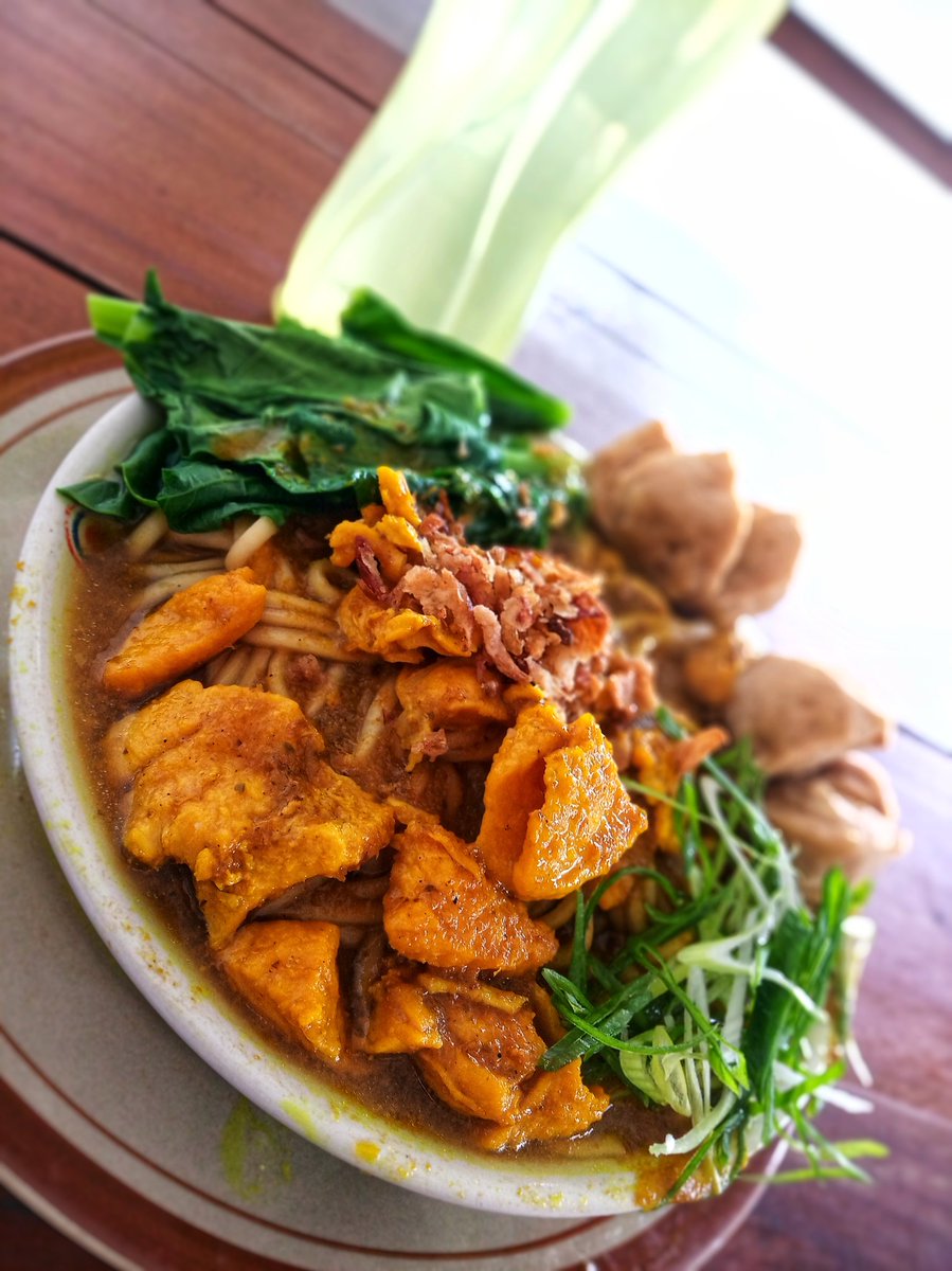 makin dewasa di puasa ini gue sadar:
Sahur ga se-ngantuk dulu, tapi overthinking malah tambah parah pas lagi lemes.
Tarawih bolong gara-gara capek kerja, tapi tetep lanjut karena... yaudah lah, pahala aja deh.
kalian lagi ngerasain 'dewasa' versi puasa apa nih? Cerita yuk, biar