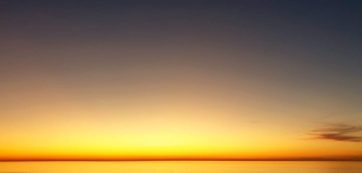 Dit licht
dat mij tot zwijgen brengt
dit streepje zon gebroken
weerklinkt de dag zo diep in mij

De kust van dag wordt overstroomd
met vloed van duister
vloeit zo de nacht

Dit licht
dat spreekt van een belofte
wat brak, dat heel ik
rust en wacht, 

~ Rob Haster
Beeld <a href="/Steinvoorn/">Roel van Steinvoorn</a>