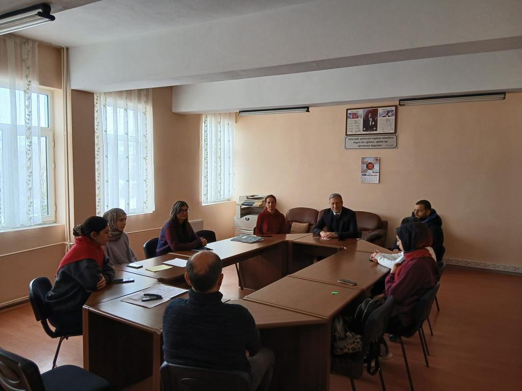 İlçe Milli Eğitim Müdürümüz Sn.  Okan AKYOL başkanlığında, Duran Yangın Anadolu İmam Hatip Lisesi'ndeki öğretmenlerimizle 'Maarifin Kalbinde Ramazan' temalı genelge doğrultusunda yapılacak etkinlikler değerlendirildi.

<a href="/tcmeb/">Millî Eğitim Bakanlığı</a> <a href="/ozvatankymkmlk/">T.C.Özvatan Kaymakamlığı</a> <a href="/kayserimem/">Kayseri İl Millî Eğitim Müdürlüğü</a> <a href="/CoskunESEN57/">Coşkun ESEN</a> <a href="/okanakyl/">Okan AKYOL</a>