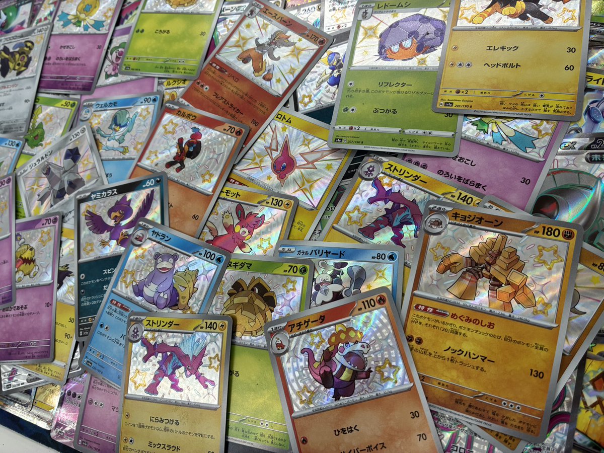 ポケモンカードストレージコーナーに色違いを 沢山追加いたしました