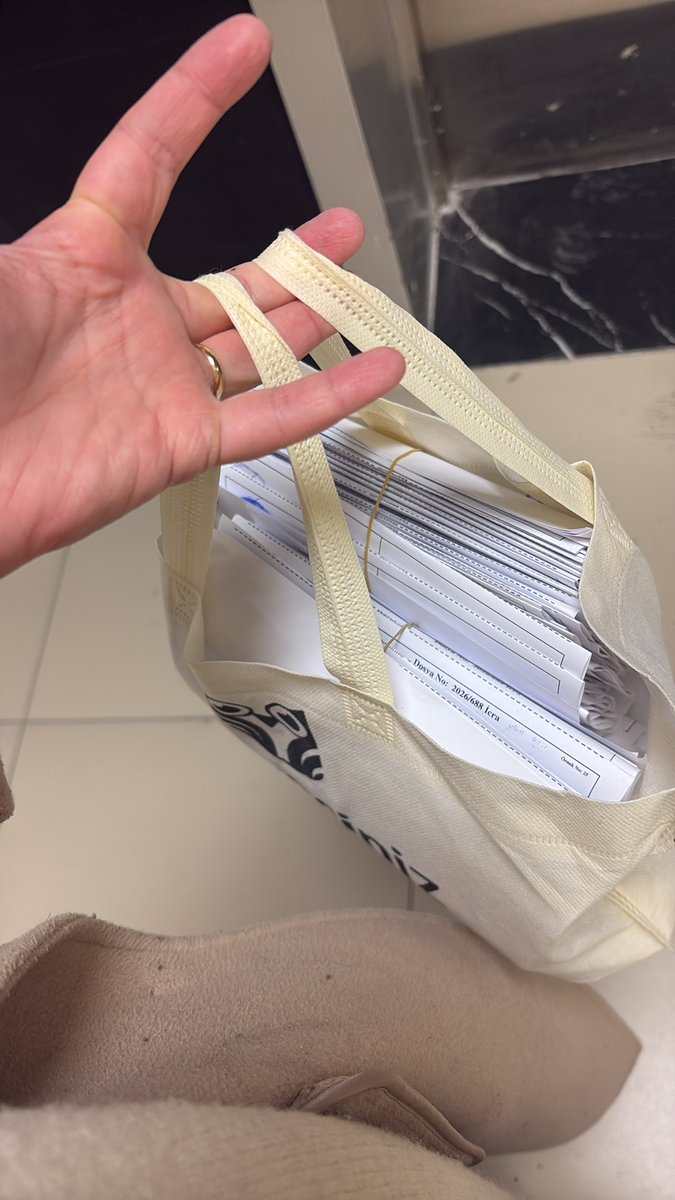 zafernn's tweet photo. İcra dairesi 1 haftadır tebligatı postaya vermedi. Bugün gittim ver ben götürürüm dedim. Postaya tebligat götürüyorum şimdi. https://t.co/yChg2ojpxp