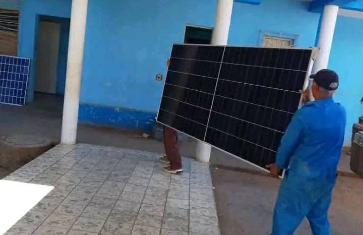 #Guantánamo avanza en la transición energética.  
La instalación de paneles solares ya beneficia a instituciones de salud, 20 policlínicos, funerarias y sucursales de la Empresa de Telecomunicaciones.  
Un futuro seguro se sigue imponiendo. 🏥📡  
#CubaSoberana