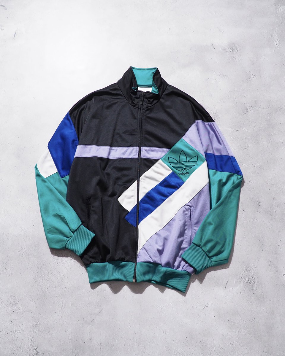 New arrival online store 🩵 大胆なカラーパネルで構成された、80年代