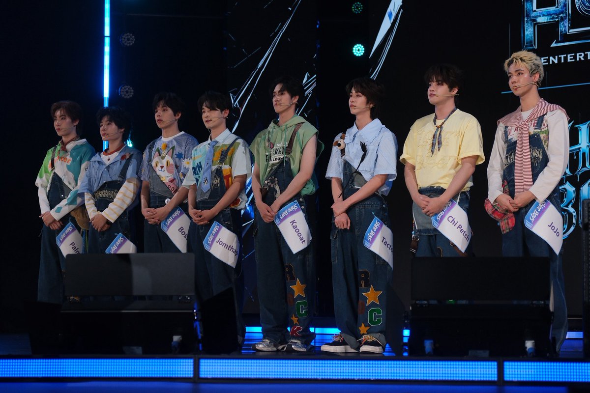 Hello_asian's tweet photo. “SHINE BOYS” เดินหน้าความเข้มข้นในรอบ Knock Out Stage 2
คัดเหลือ 20 คนสุดท้าย ลุ้นไลน์อัปเดบิวต์
#HSTentertainment #Shineboys #Ch3 #Channel3 #ShineBoysStage2 #SHINEBOYS2ndStage
https://t.co/80YvUMvRVW
กระแสแรงต่อเนื่องสำหรับ SHINE BOYS รายการเรียลลิตี้ไอดอลเซอร์ไววัลของไทย ผลิตโดย Honey Sugar Thailand กับภารกิจเฟ้นหาบอยกรุ๊ปเจเนอเรชันใหม่ที่พร้อมก้าวสู่แถวหน้า T-POP โดยรายการไม่ได้เป็นเพียงเวทีประกวดความสามารถทั่วไป แต่เป็นวาไรตี้เชิงเรียลลิตี้ที่เปิดโอกาสให้ผู้ชมได้ติดตามเส้นทางการเติบโตของเหล่าเทรนนี (trainee) อย่างใกล้ชิด ตั้งแต่วันแรกของการออดิชัน การฝึกฝนอย่างหนัก การแข่งขันอันดุเดือด ไปจนถึงแรงกดดันภายใต้แสงสปอตไลต์ ซึ่งทุกช่วงเวลาถือเป็นบทพิสูจน์ของความพยายามและความมุ่งมั่นเพื่อก้าวสู่การเดบิวต์อย่างสมศักดิ์ศรี
สำหรับการแข่งขันในรอบ Knock Out Stage 2 เมื่อวันที่ 25 กุมภาพันธ์ที่ผ่านมา ความเข้มข้นพุ่งถึงขีดสุด เมื่อผู้เข้าแข่งขันทั้ง 30 คนต้องขึ้นเวทีในรอบชี้ชะตา โชว์ศักยภาพทั้งด้านการร้อง การเต้น และเพอร์ฟอร์มแมนซ์เต็มรูปแบบ โดยมีการคัดออกถึง 10 คน เหลือเพียง 20 คนสุดท้ายที่ได้ไปต่อบนเส้นทางสู่ไลน์อัปเดบิวต์
การแข่งขันในรอบ SHINE BOYS PK 2 เป็นการประชันของ 4 ทีม ที่นำเสนอทั้งผลงานเพลงใหม่ของรายการซึ่งแสดงเป็นครั้งแรก และการคัฟเวอร์เพลงฮิตในสไตล์ที่แตกต่าง ได้แก่ DD Group กับเพลง “Day Pop” และ C-tos Group กับเพลง “93110” ซึ่งเป็นเพลงใหม่ของ SHINE BOYS ขณะที่ Thap Group นำเสนอเพลงคัฟเวอร์ “ที่รักครับ (Darling)” และ Ellfa Group กับเพลงคัฟเวอร์ “เป๊ะ (Perfect)” สร้างสีสันและความหลากหลายทางดนตรีให้กับเวทีอย่างเต็มอิ่ม
การตัดสินในรอบนี้ใช้ระบบประเมินอย่างเข้มงวดจาก 3 กลุ่มหลัก ได้แก่ ‘Professional Guest Mentors’ ที่สัปดาห์นี้ได้ศิลปินชื่อดังมากประสบการณ์ “โดม จารุวัฒน์” , “ซีดี กันต์ธีร์” และศิลปินรุ่นพี่ BNK48 “ฮูพ-แพนเค้ก-ป๊อปเป้อ” มานั่งเก้าอี้ประเมินทักษะทางเทคนิคและความสามารถระดับมืออาชีพ ทั้งการควบคุมเสียงร้อง การเต้น และการแสดงบนเวที รวมไปถึง ‘Media Guests’ ที่พิจารณาศักยภาพทางการตลาดและเสน่ห์เฉพาะตัว ตลอดจน ‘ผู้ชมออนไลน์และผู้ชมในสตูดิโอ’ ที่ร่วมโหวตจากความสามารถในการเชื่อมต่อกับผู้ชมและเสน่ห์โดยรวมของผู้เข้าแข่งขัน
แฟน ๆ สามารถติดตามความเคลื่อนไหวของ SHINE BOYS ได้ผ่านทุกช่องทางออฟฟิเชียล ทั้ง TikTok, Instagram, X และ YouTube พร้อมรับชมรายการทุกวันอังคาร เวลา 22.30 น. ทาง ช่อง 3HD และรับชมย้อนหลังได้ทาง 3Plus รวมถึง YouTube: SHINE BOYS OFFICIAL